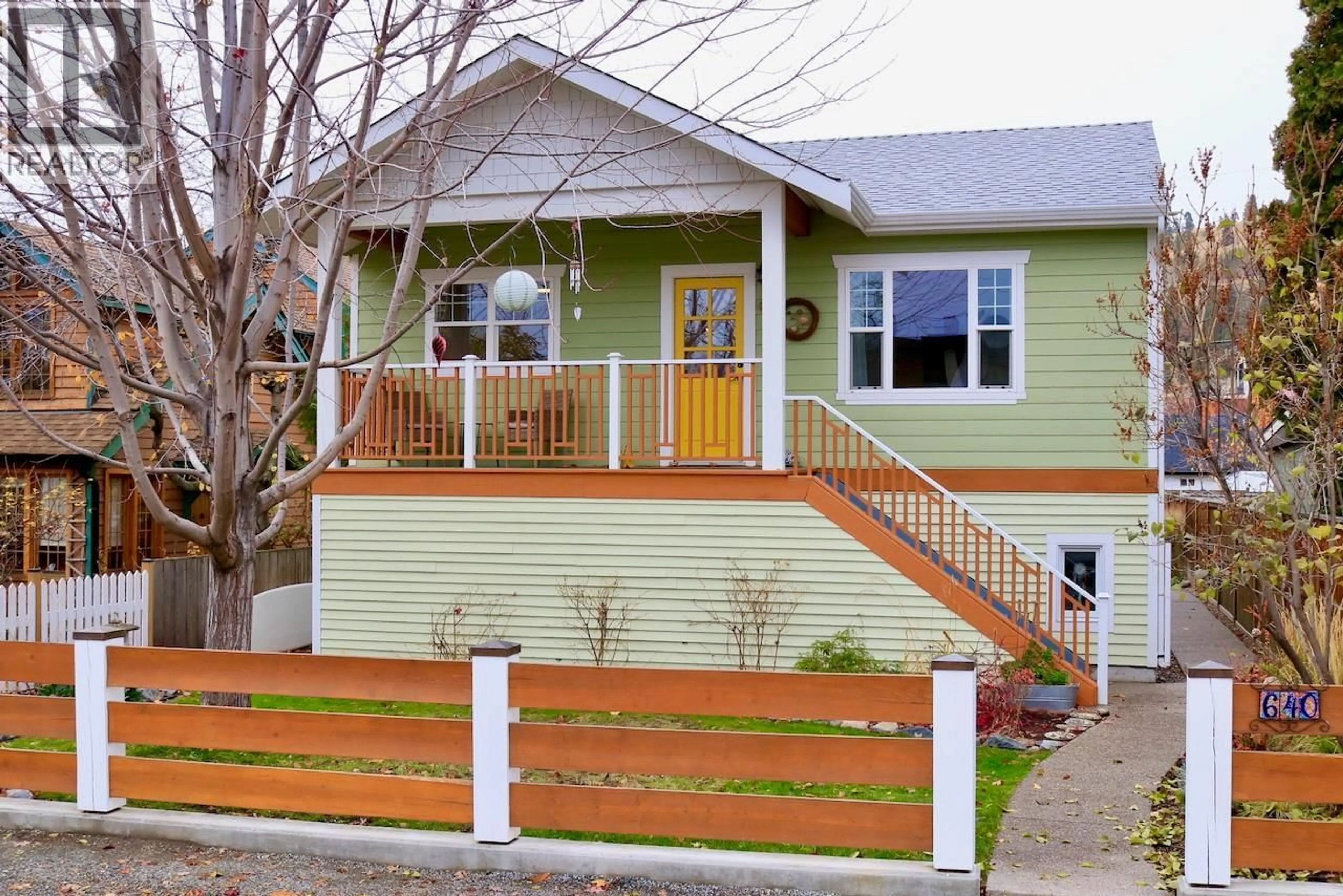 Home with vinyl exterior material, street for 640 ROANOKE AVENUE, Kelowna British Columbia V1Y7K8