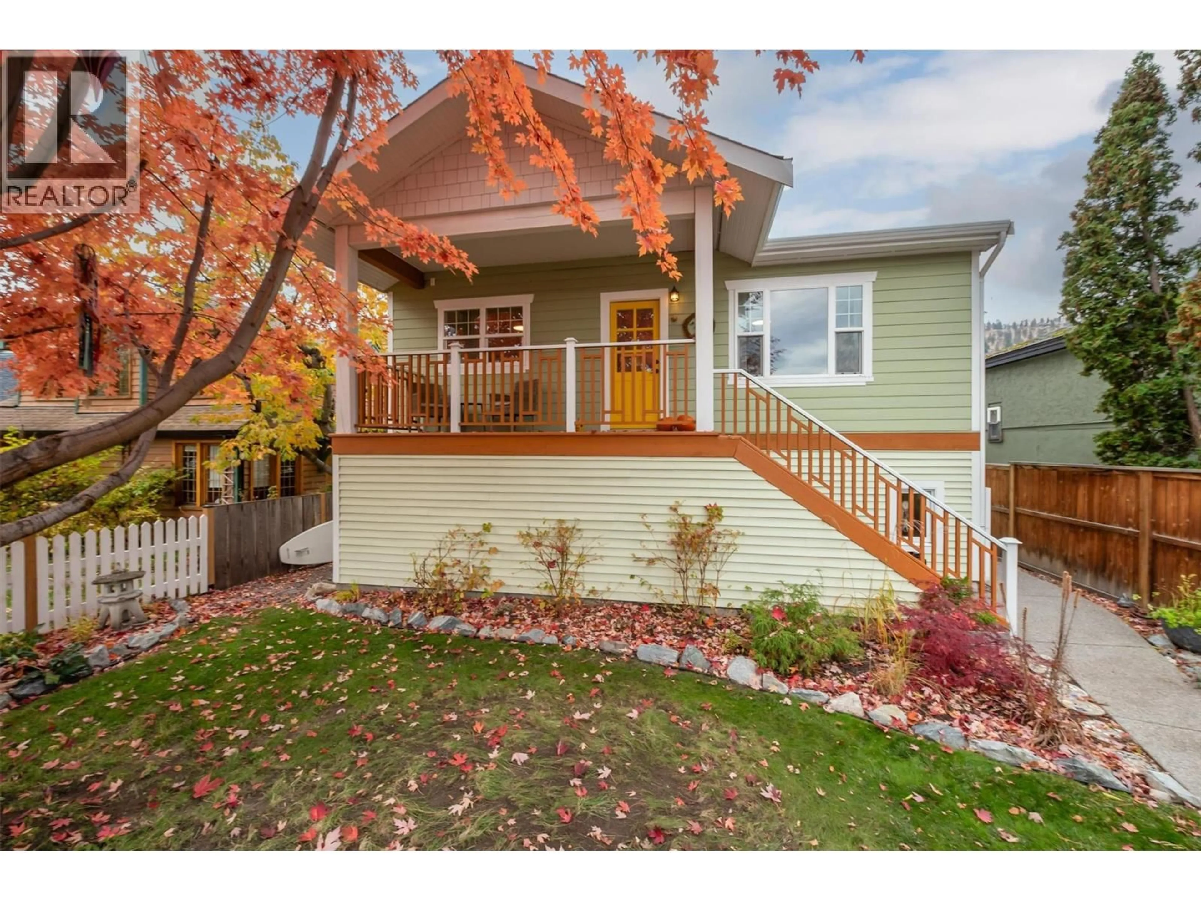 Home with vinyl exterior material, street for 640 ROANOKE AVENUE, Kelowna British Columbia V1Y7K8
