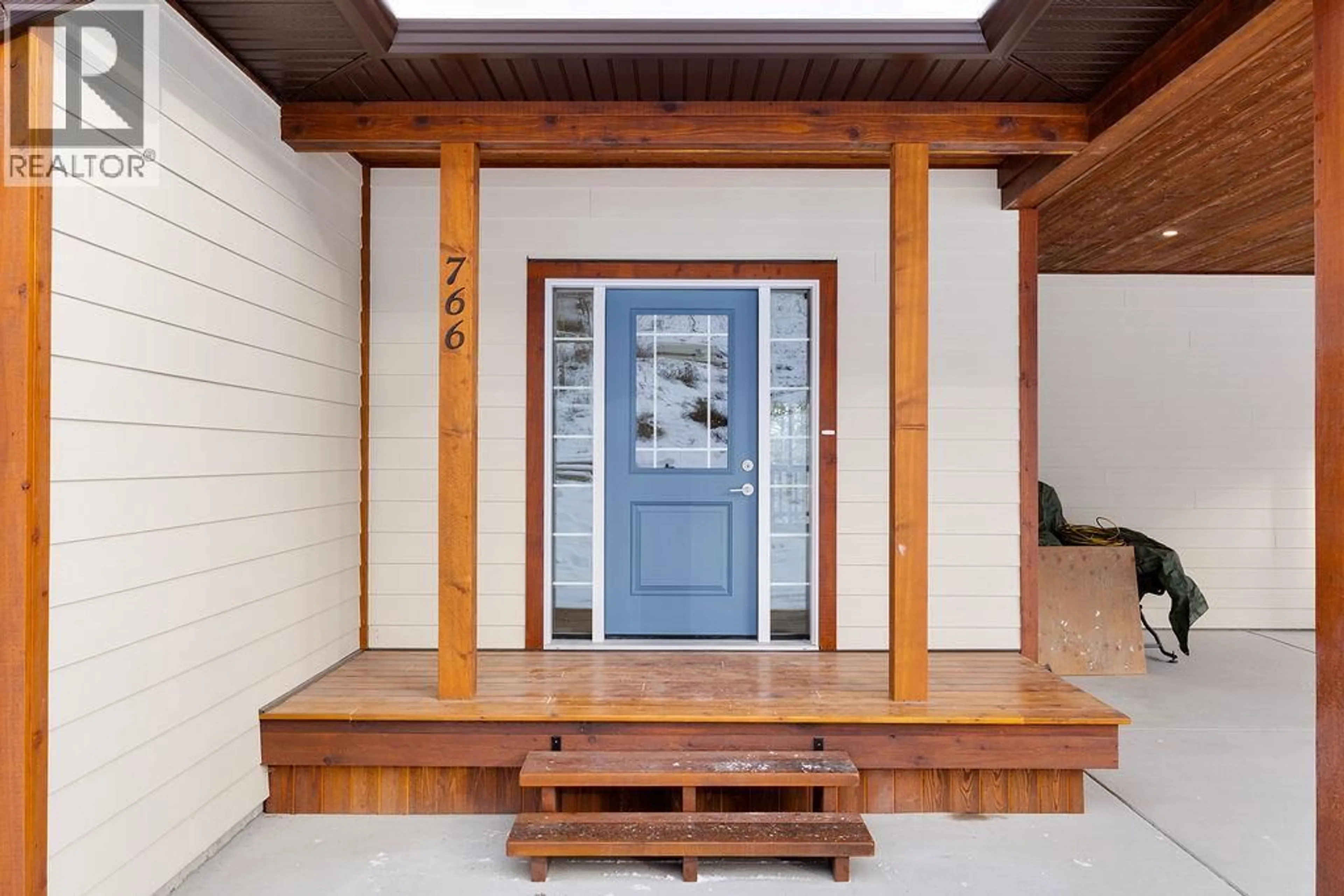 Indoor entryway for 766 BALSAM ROAD, Kelowna British Columbia V1Z3V8