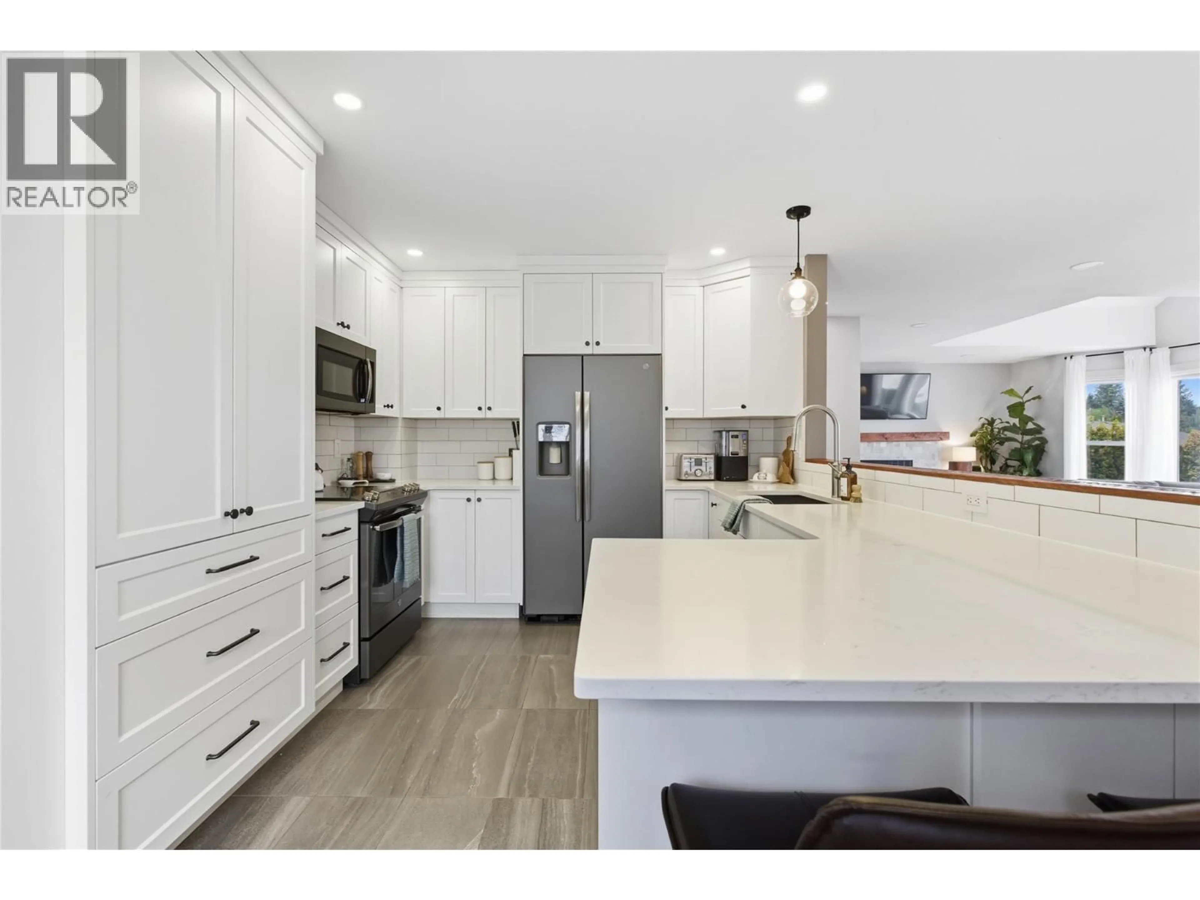 Open concept kitchen, unknown for 2439 DRUMMOND COURT, Kamloops British Columbia V1S1T9