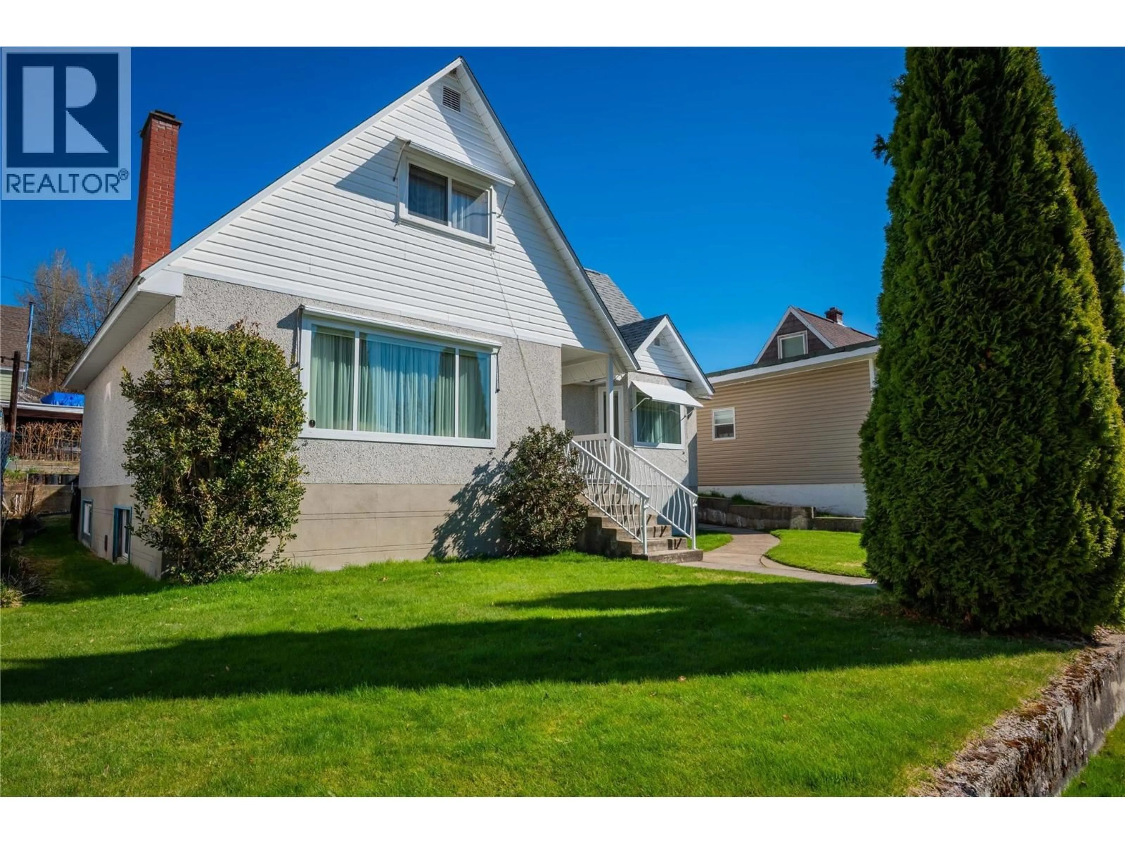 Home with vinyl exterior material, street for 945 THACKERAY STREET, Warfield British Columbia V1R2C3