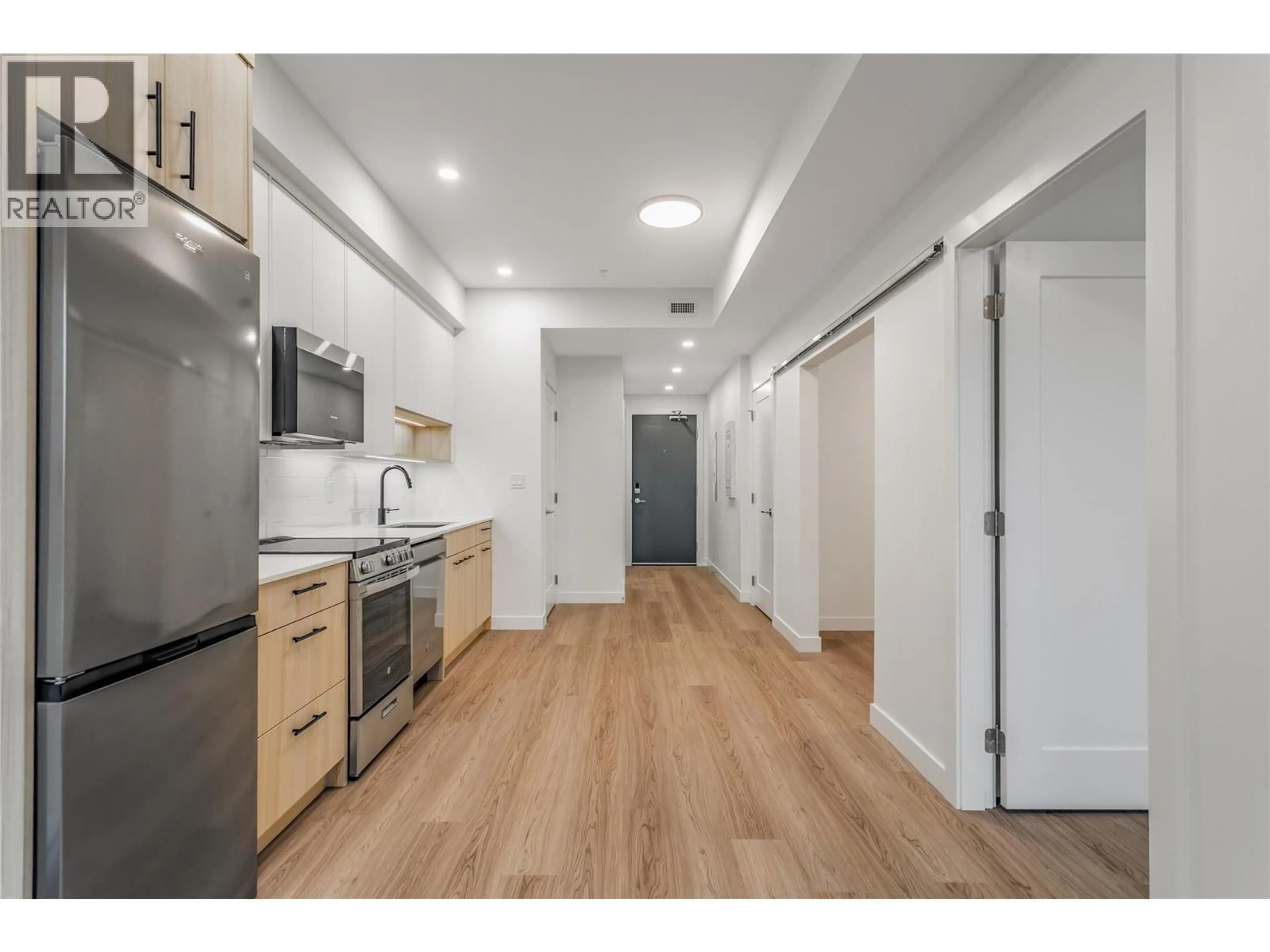 Standard kitchen, wood/laminate floor for 305 - 1380 PRIDHAM AVENUE, Kelowna British Columbia V1Y6B9