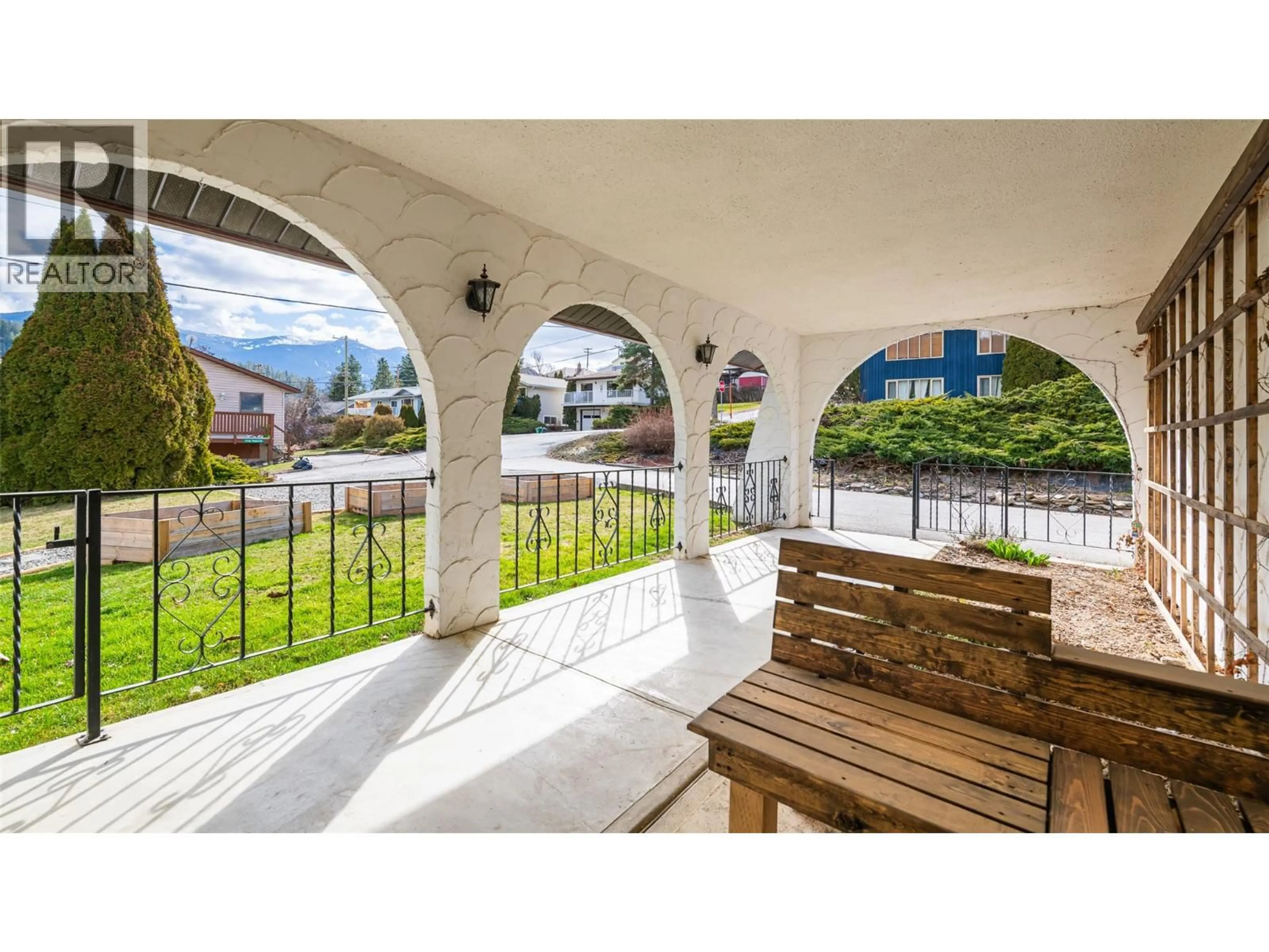 Patio, mountain view for 703 11TH AVENUE NORTH, Creston British Columbia V0B1G4