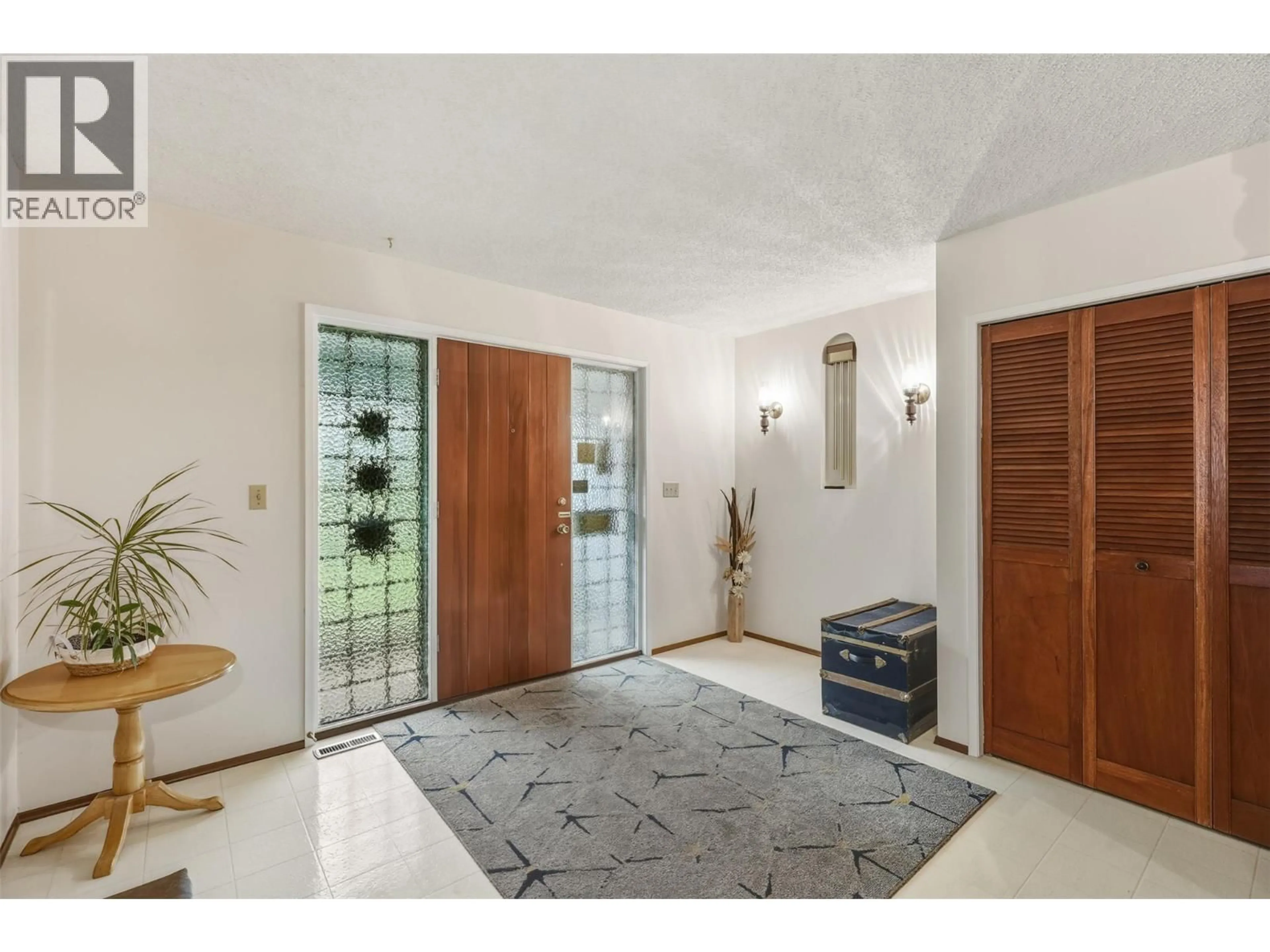 Indoor foyer for 2480 VALLEYVIEW DRIVE, Kamloops British Columbia V2C4E3