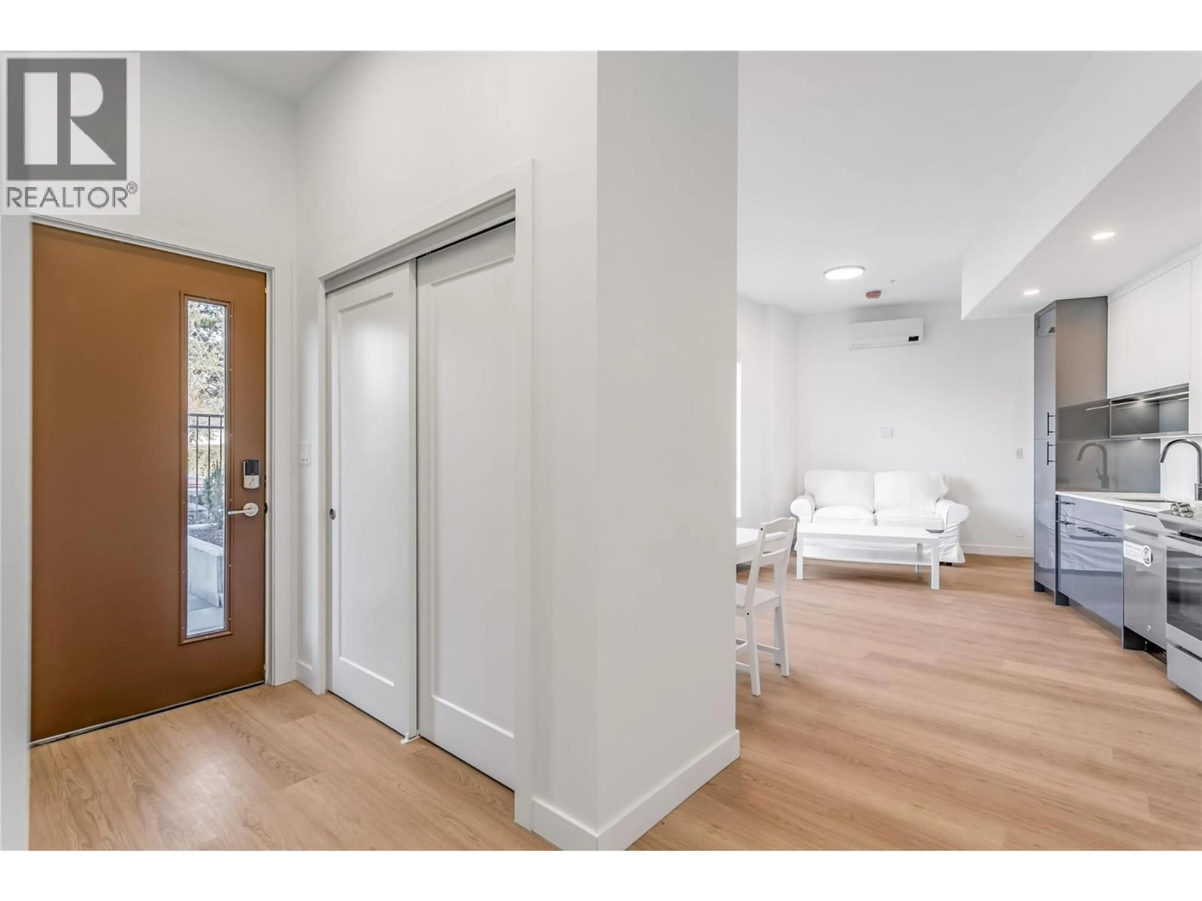 Indoor entryway for 1381 BELAIRE AVENUE, Kelowna British Columbia V1Y3Z3