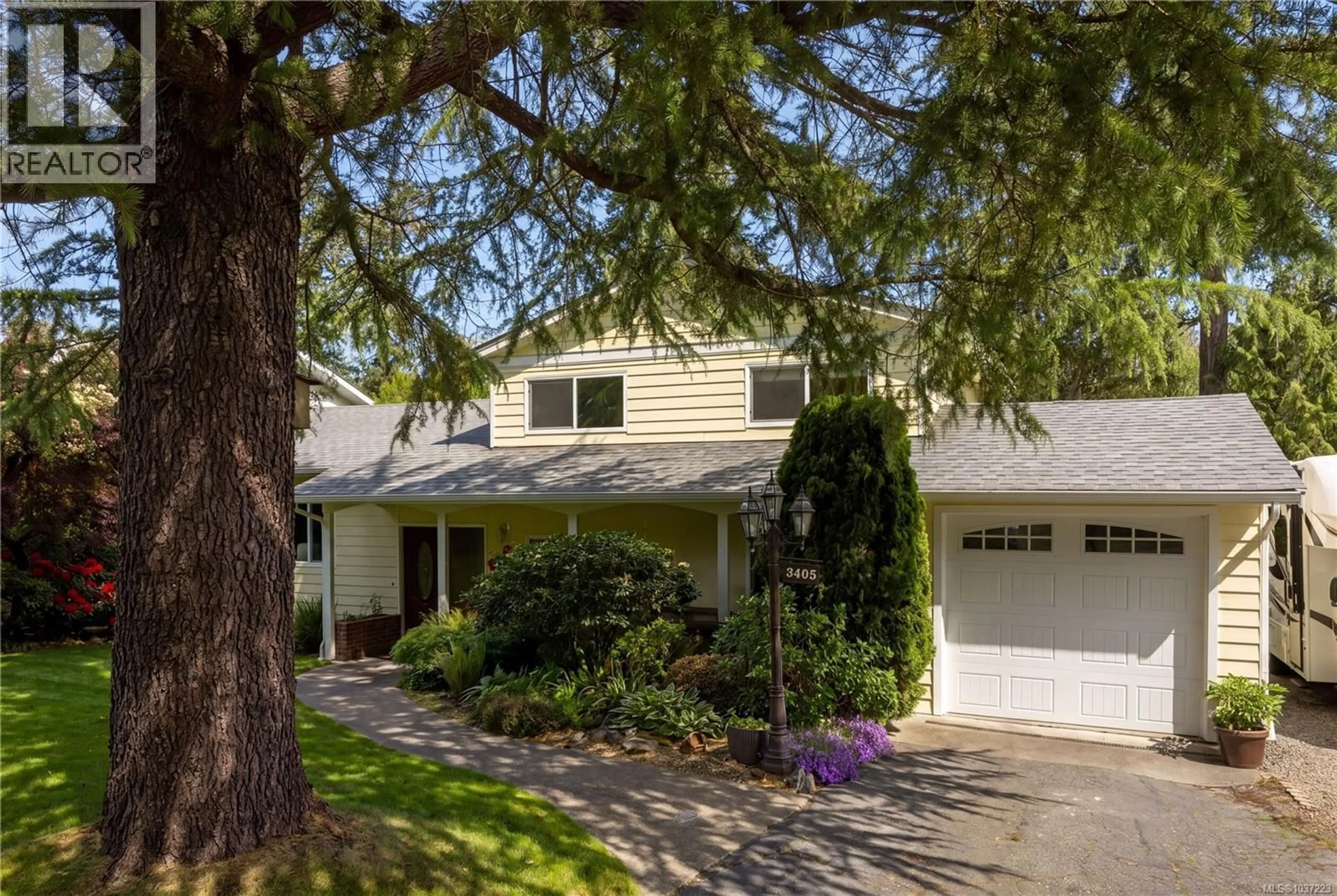 Home with vinyl exterior material, street for 3405 ROLSTON CRESCENT, Saanich British Columbia V8Z4P2