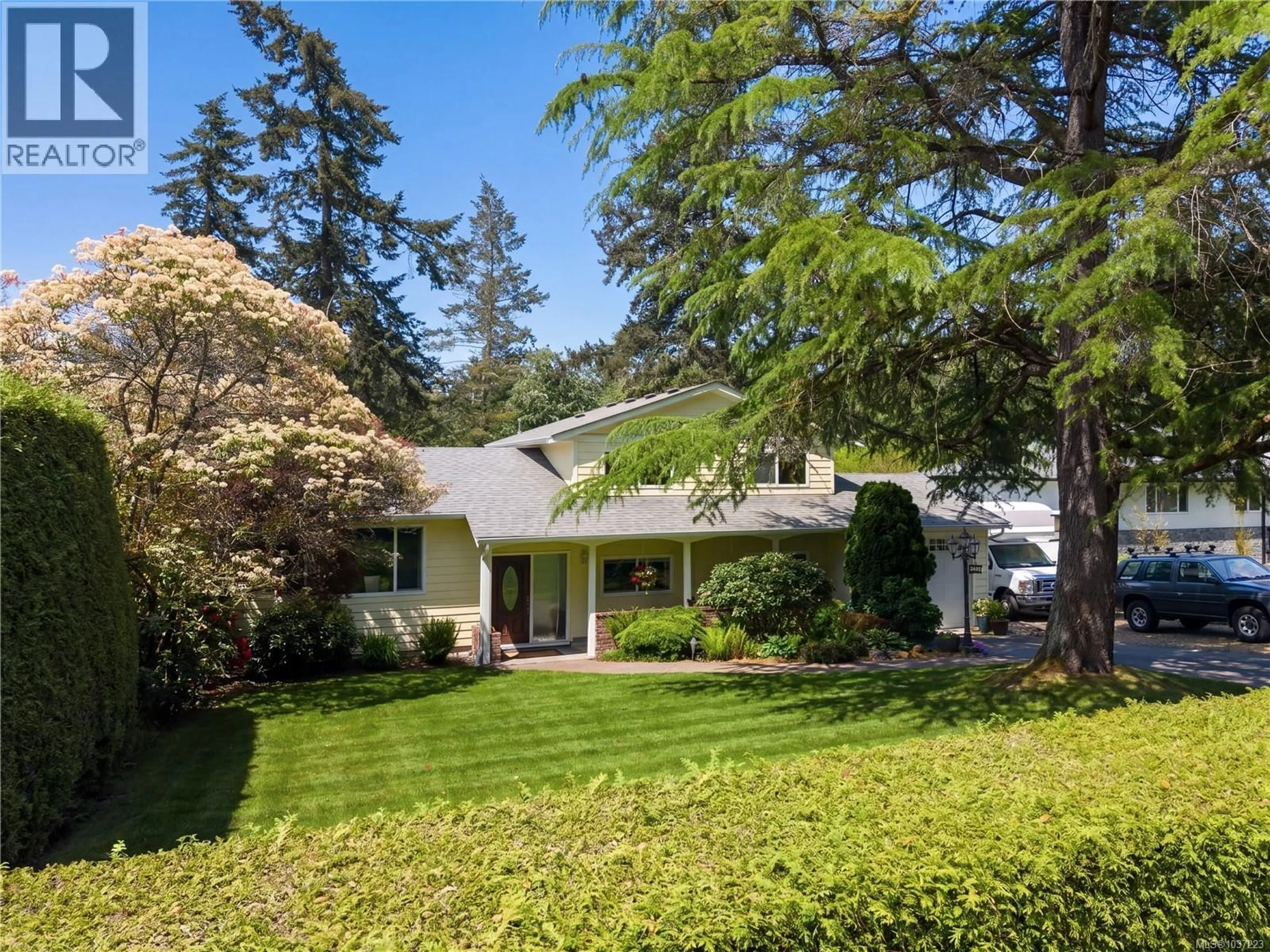 A pic from outside/outdoor area/front of a property/back of a property/a pic from drone, street for 3405 ROLSTON CRESCENT, Saanich British Columbia V8Z4P2