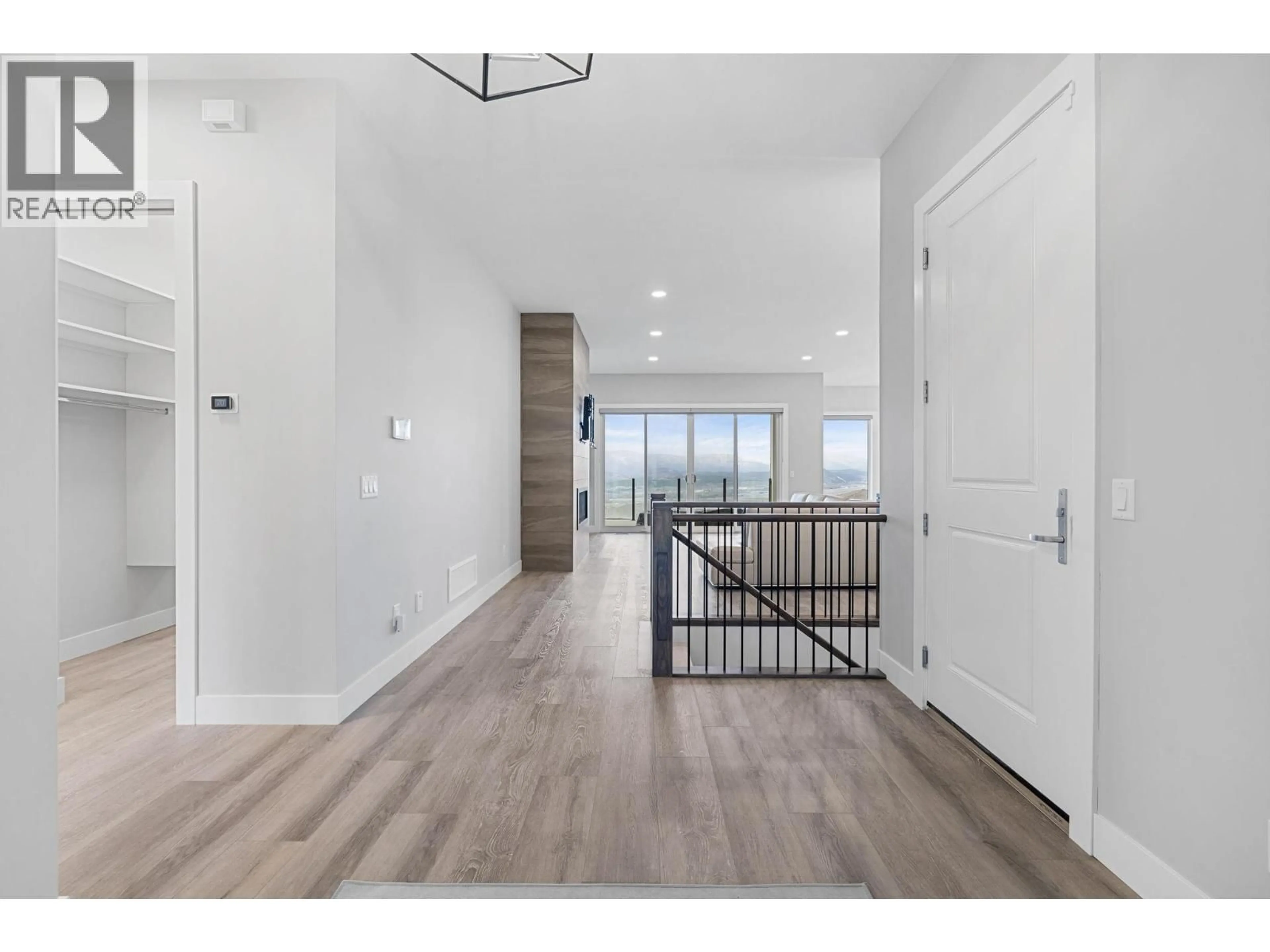 Indoor entryway for 1940 FOXTAIL TERRACE, Kelowna British Columbia V1P1T9