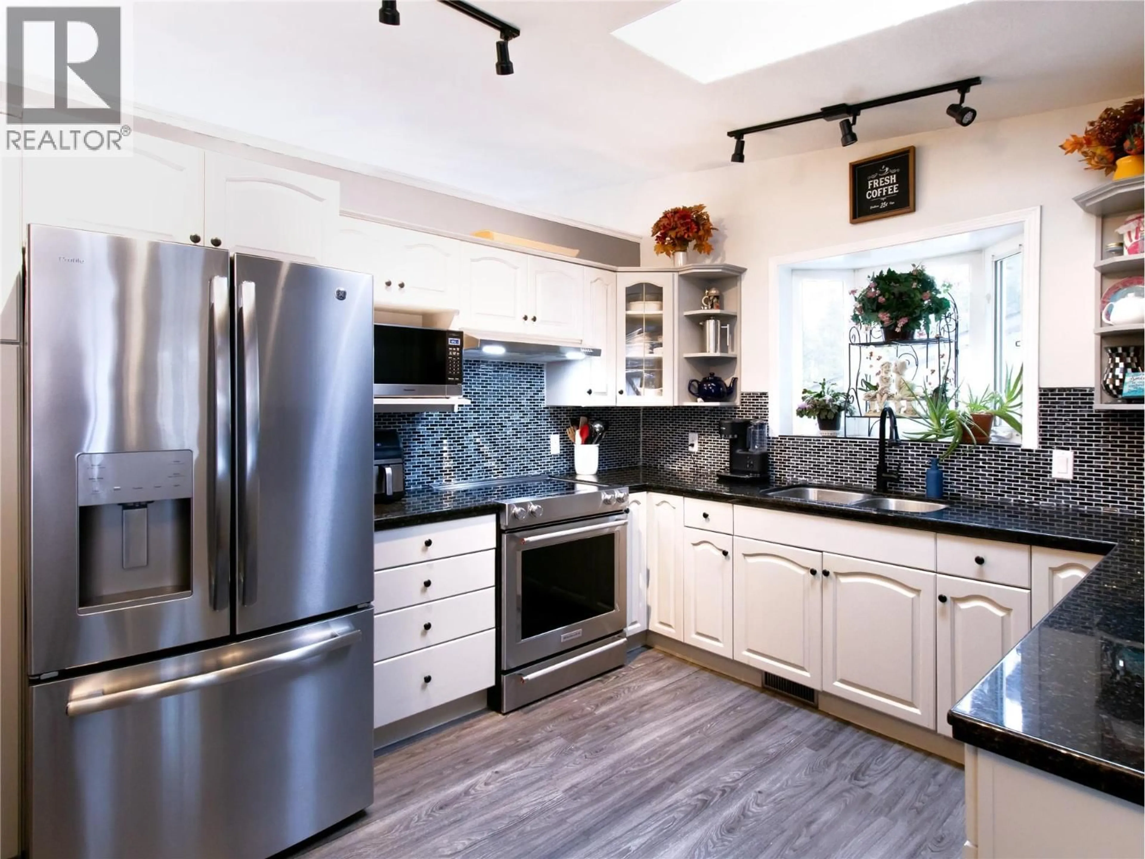 Open concept kitchen, ceramic/tile floor for 2876 JUNIPER CRESCENT, Blind Bay British Columbia V0E2W2