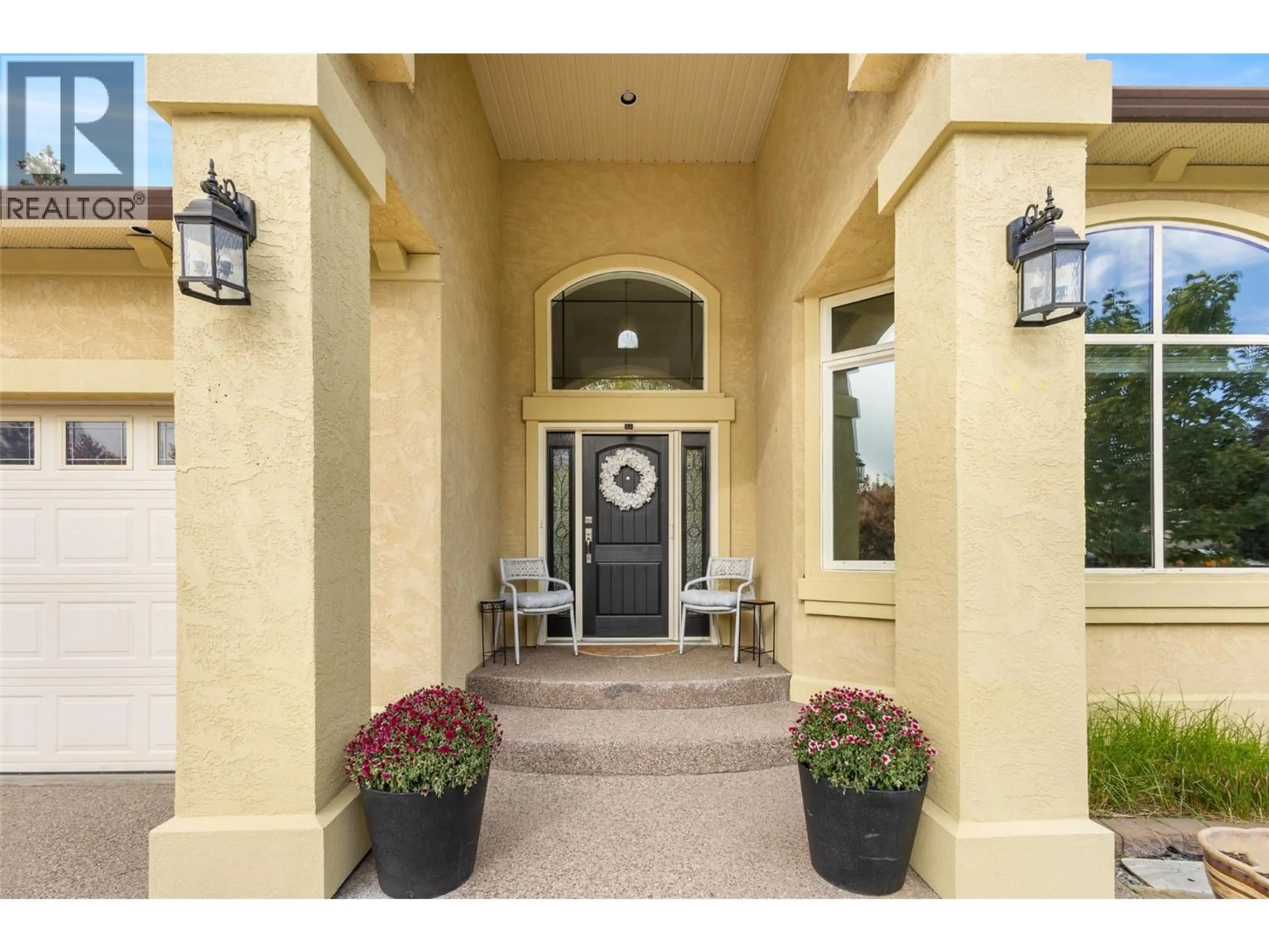 Indoor entryway for 1012 ARBOR VIEW DRIVE, Kelowna British Columbia V1W5A1