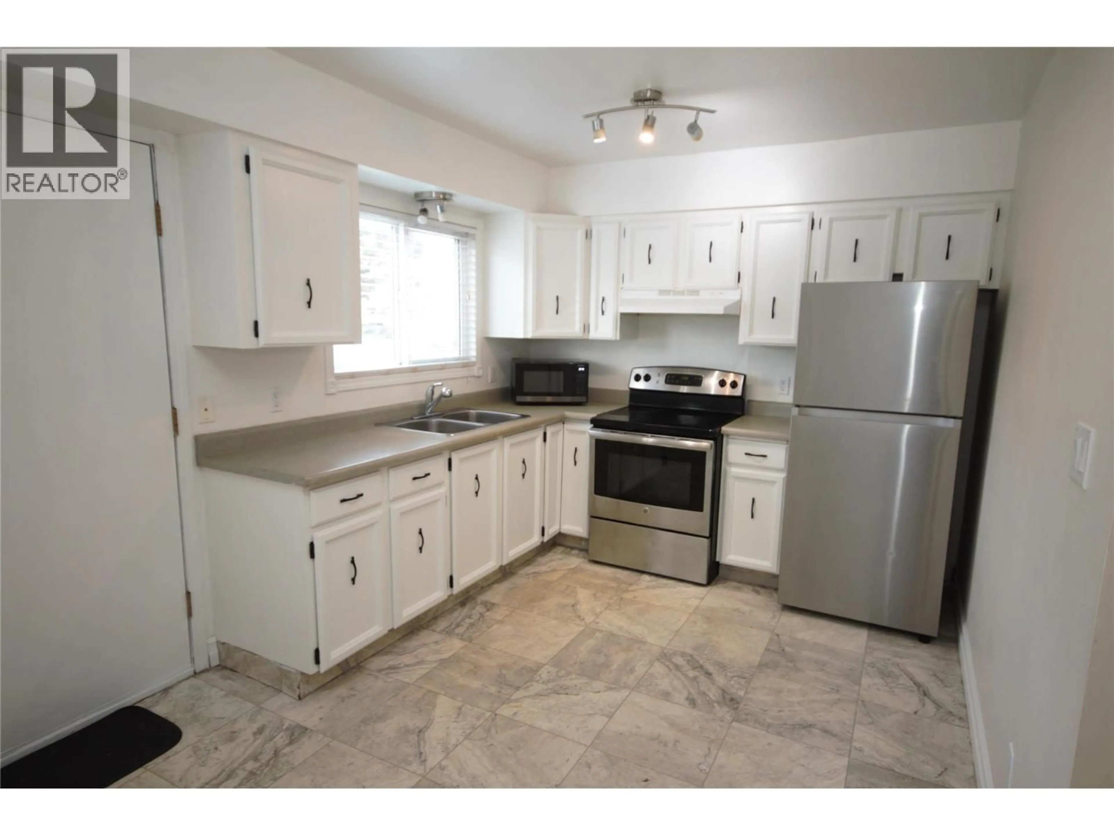 Standard kitchen, ceramic/tile floor for 8 - 5820 MAIN STREET, Oliver British Columbia V0H1T9