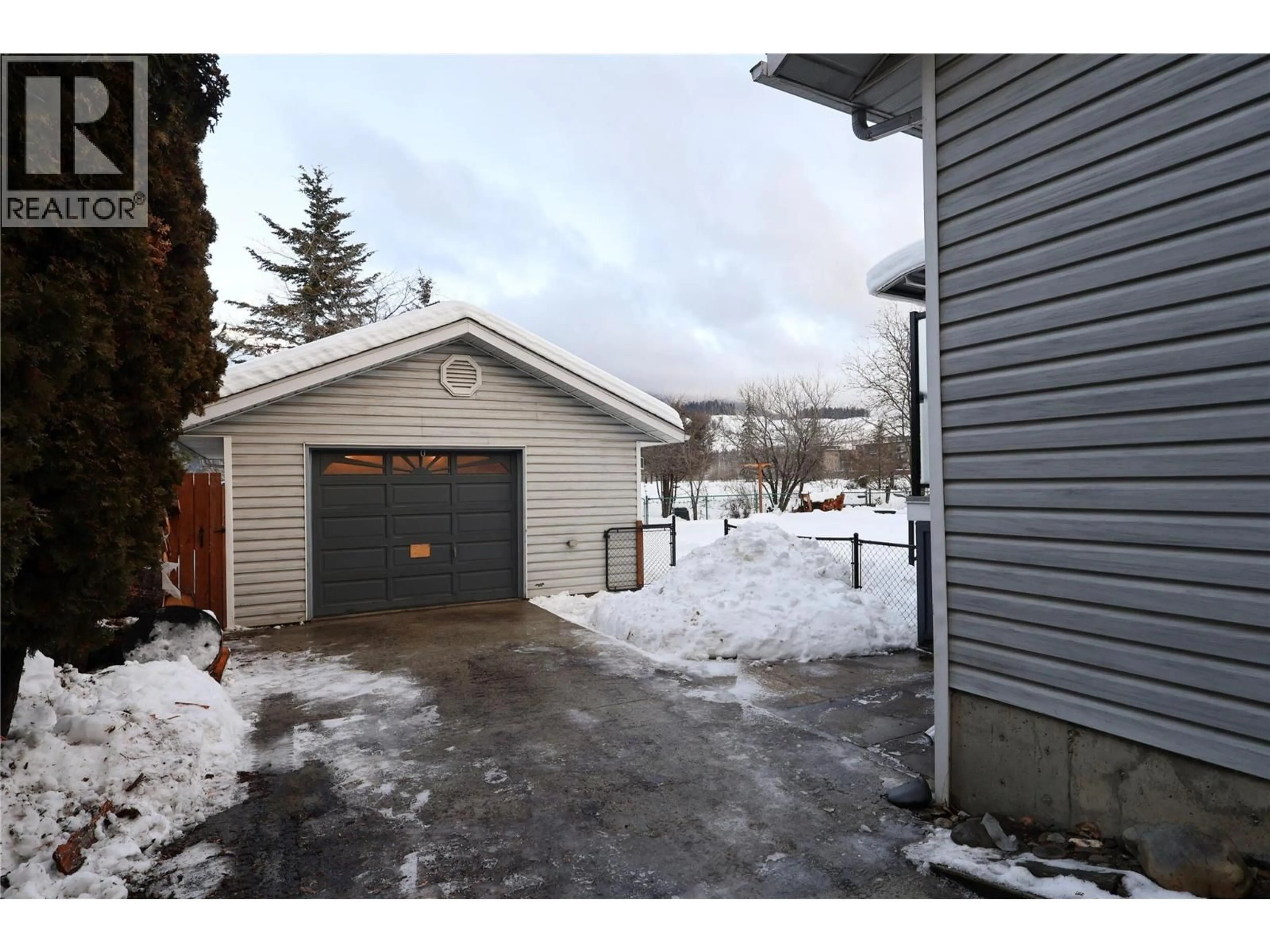 Indoor garage for 414 RIVERGLEN DRIVE, Golden British Columbia V0A1H0