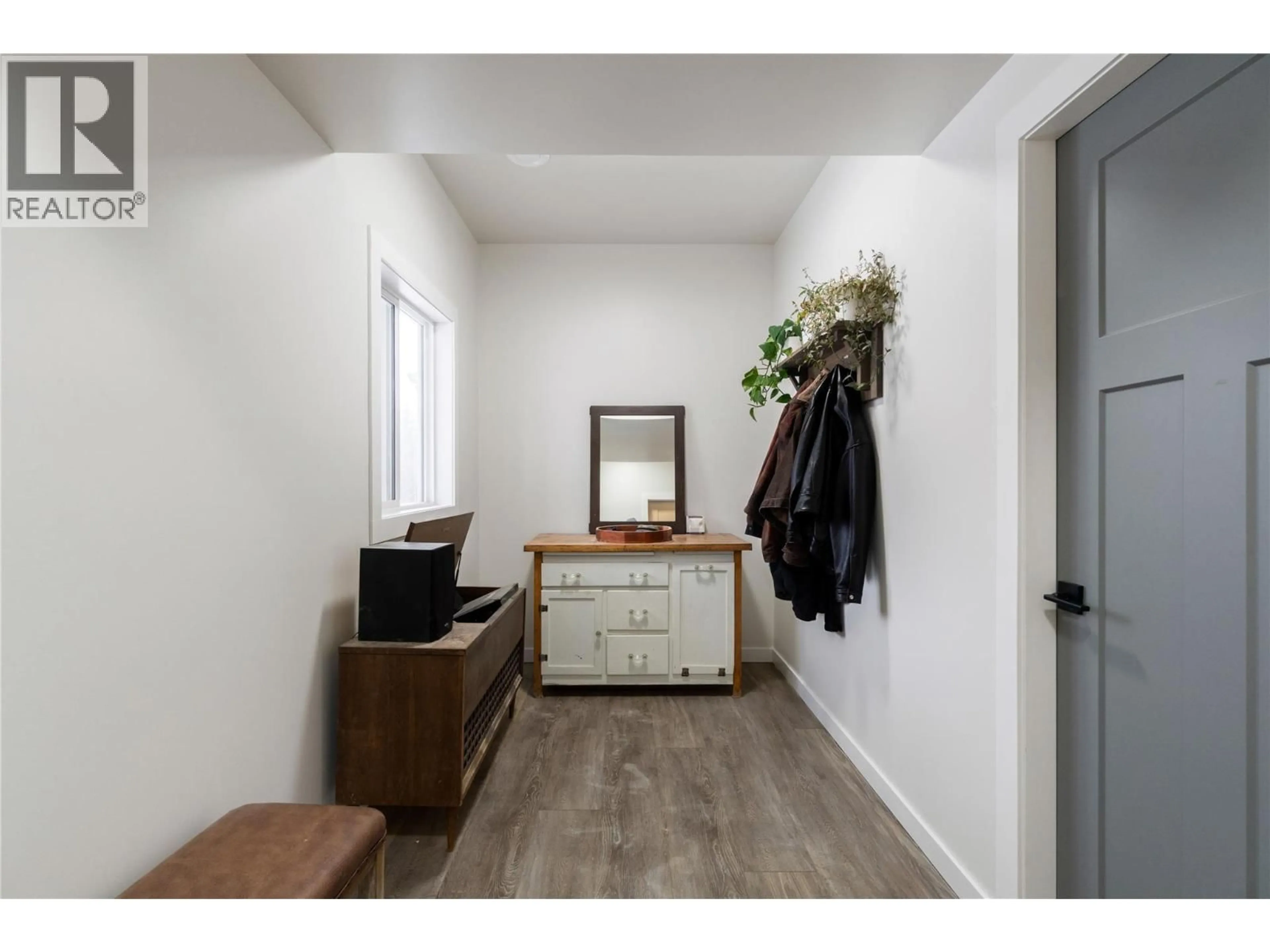 Indoor entryway for 148 4TH AVENUE, Grindrod British Columbia V0E1Y0