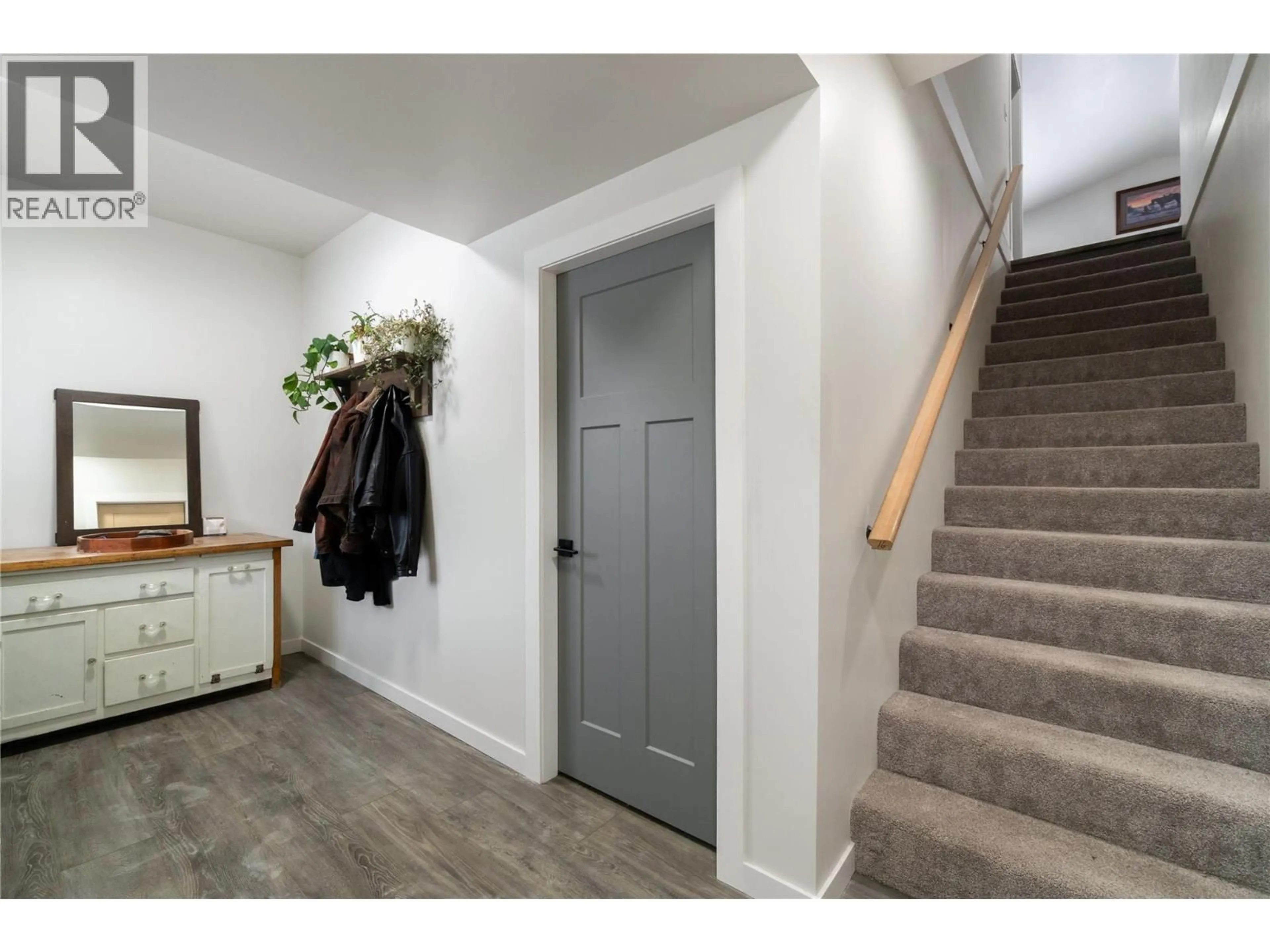 Indoor entryway for 148 4TH AVENUE, Grindrod British Columbia V0E1Y0