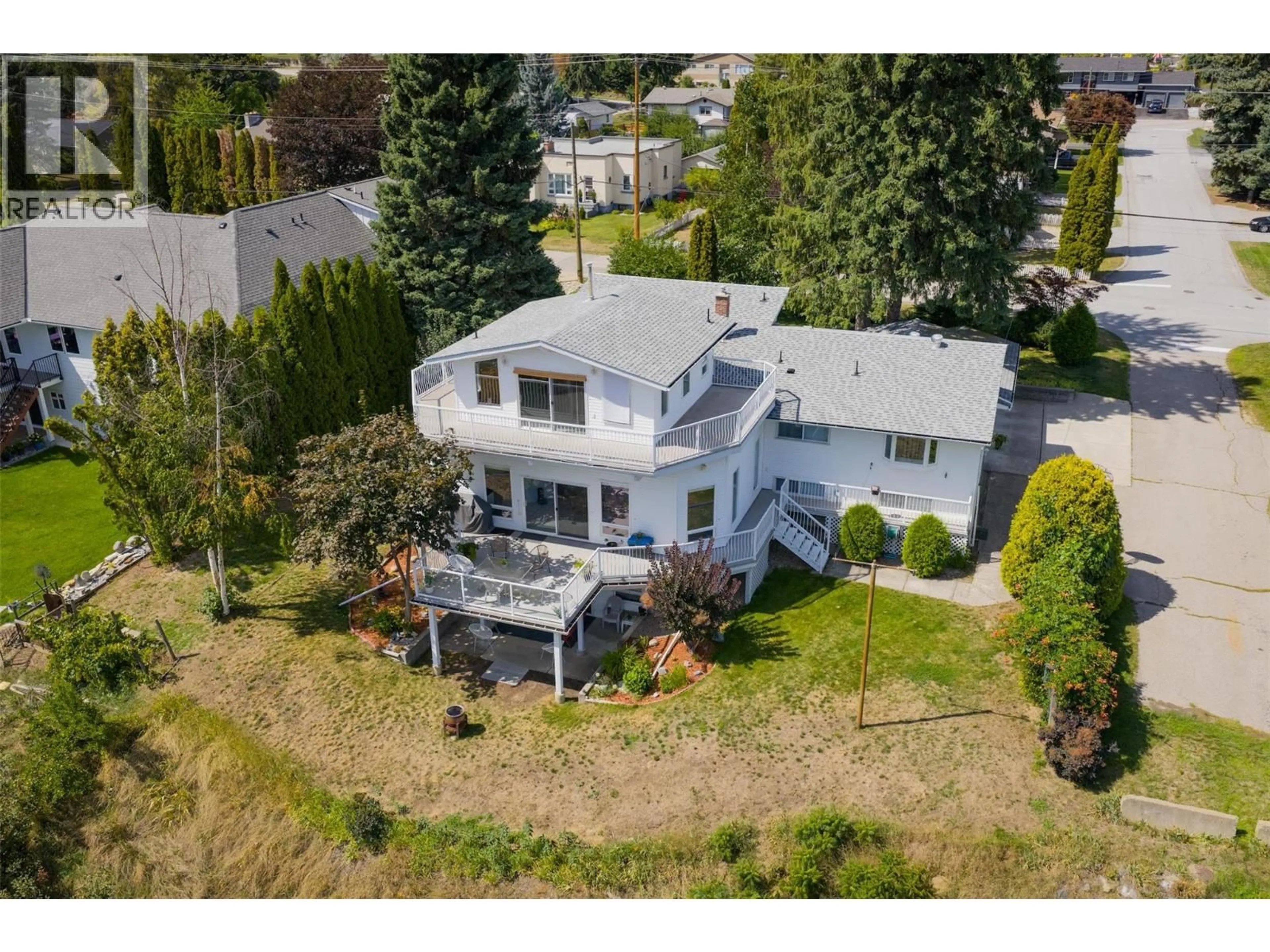 A pic from outside/outdoor area/front of a property/back of a property/a pic from drone, street for 3101 4TH AVENUE, Castlegar British Columbia V1N2S5