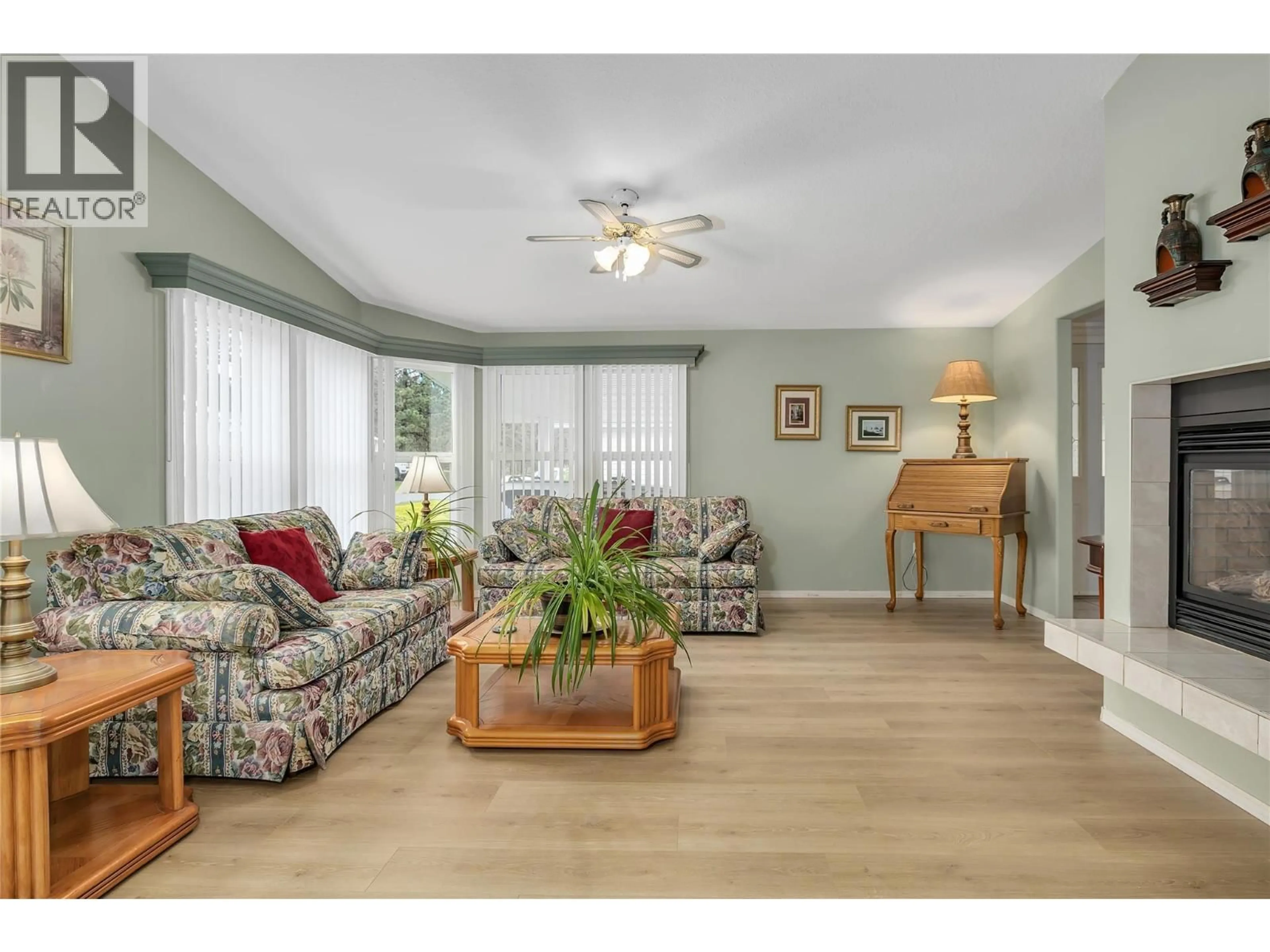 Living room with furniture, wood/laminate floor for 133 - 1850 SHANNON LAKE ROAD, West Kelowna British Columbia v4t1l6