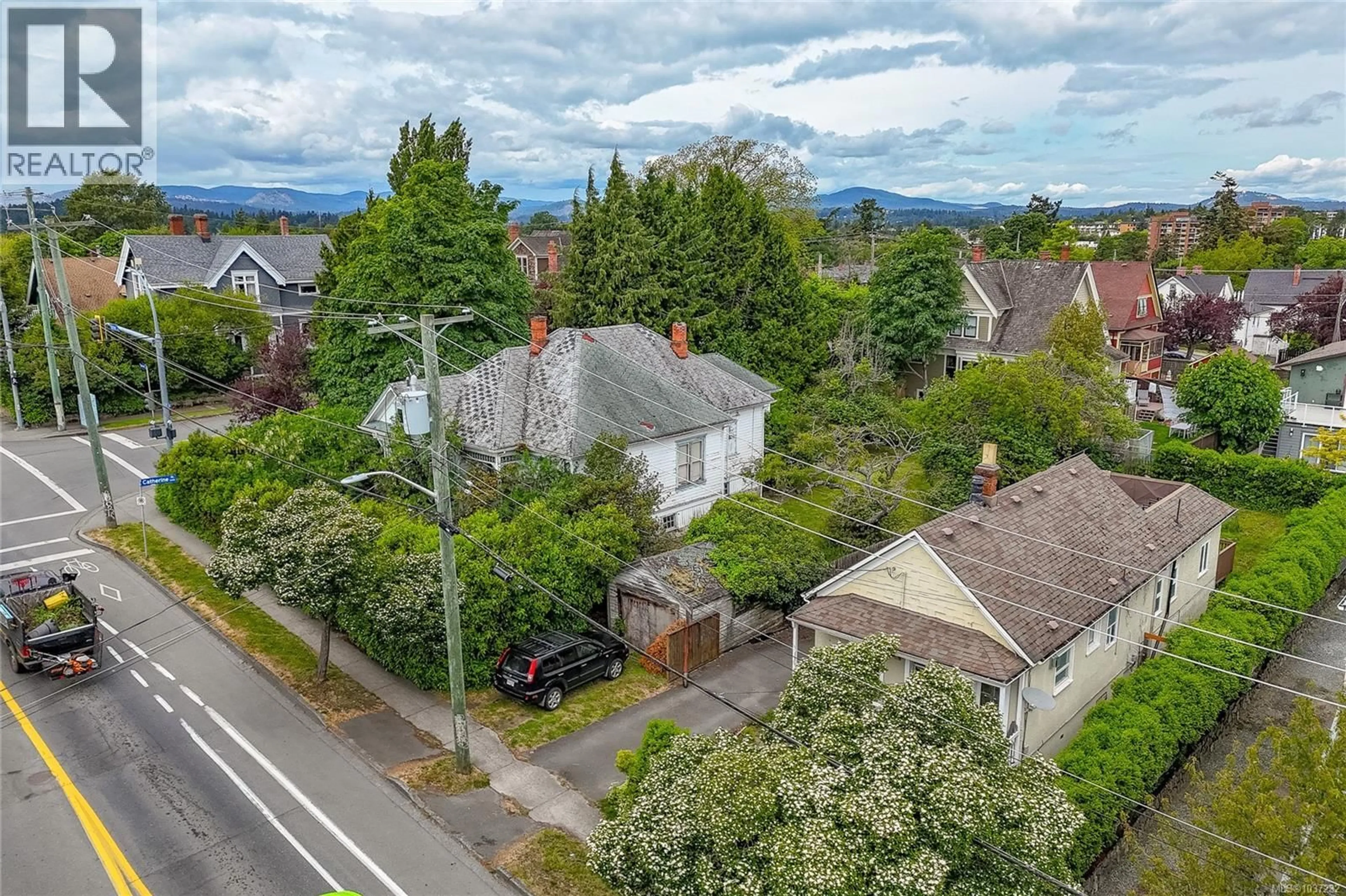 A pic from outside/outdoor area/front of a property/back of a property/a pic from drone, unknown for 225 SKINNER STREET SOUTHEAST, Victoria British Columbia V9A3B2