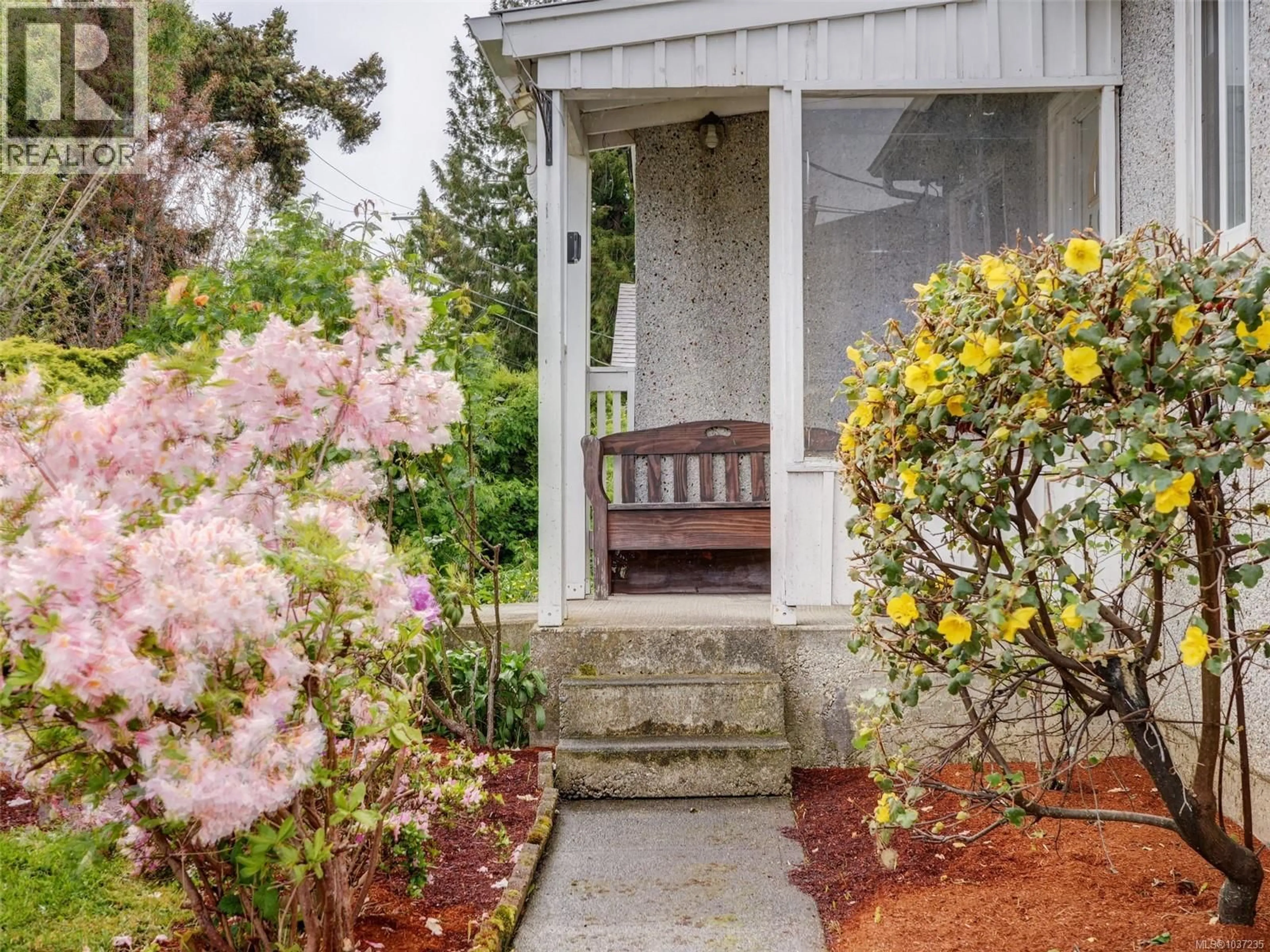 Indoor entryway for 4034 CAREY ROAD, Saanich British Columbia V8Z4E8