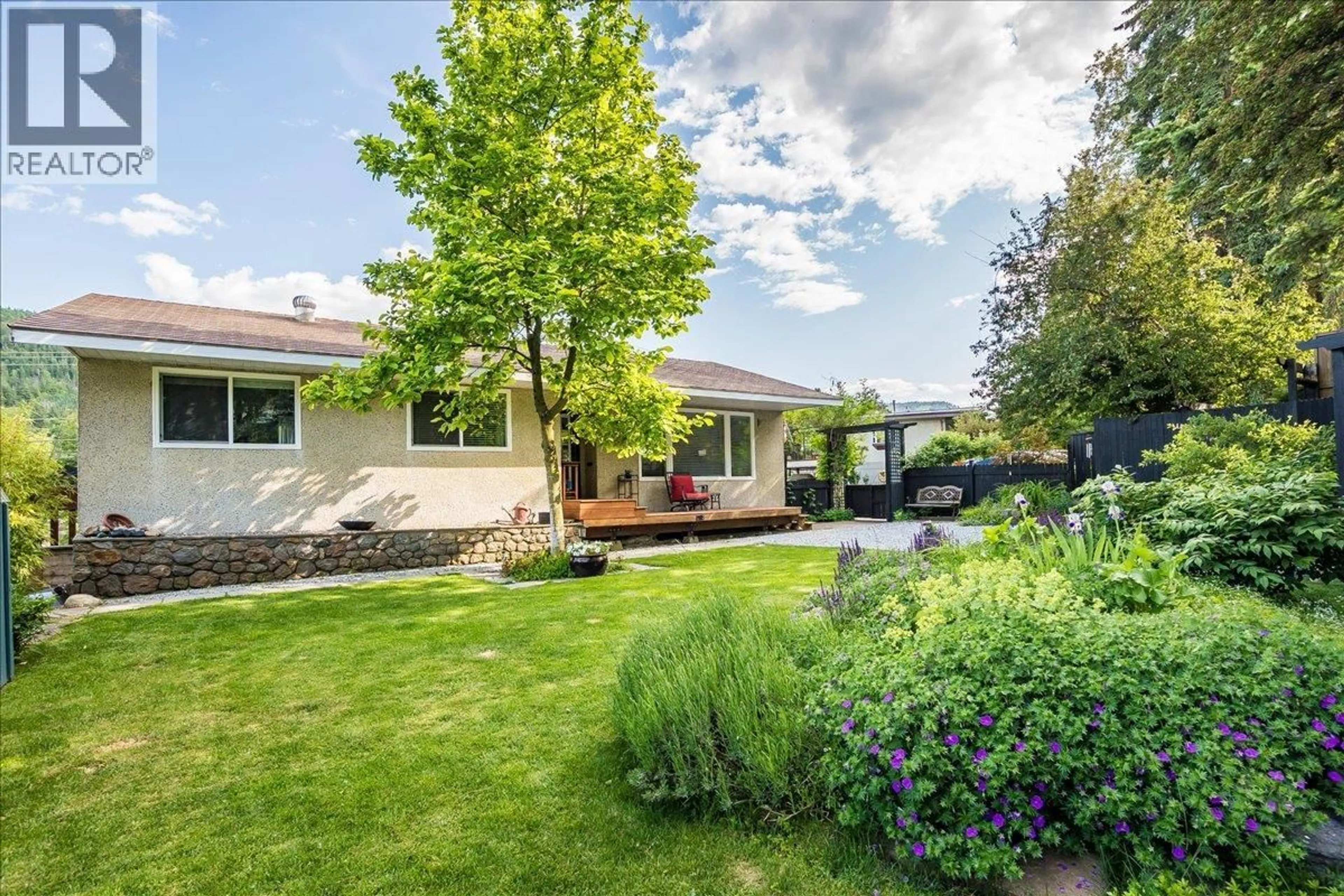 Patio, street for 407 WILLOW DRIVE, Warfield British Columbia V1R2M9