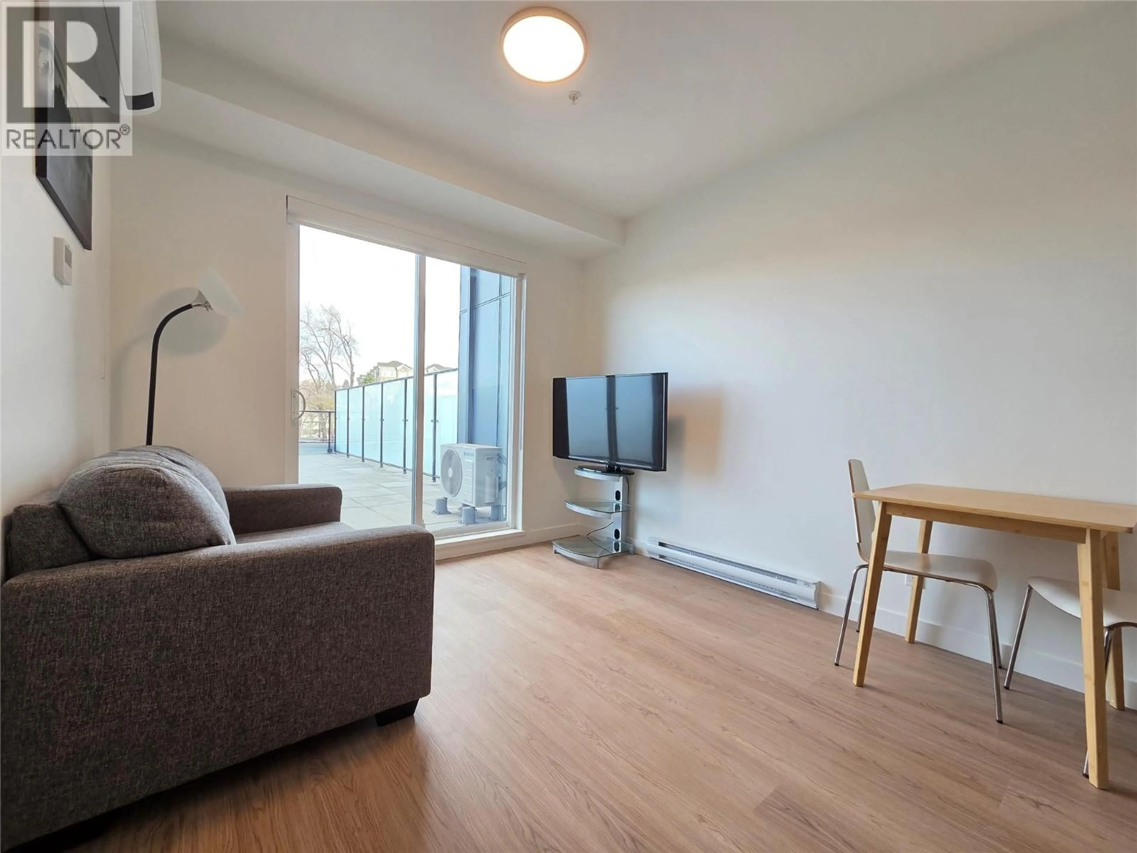 Living room with furniture, wood/laminate floor for 213 - 1380 PRIDHAM AVENUE, Kelowna British Columbia V1Y6B9