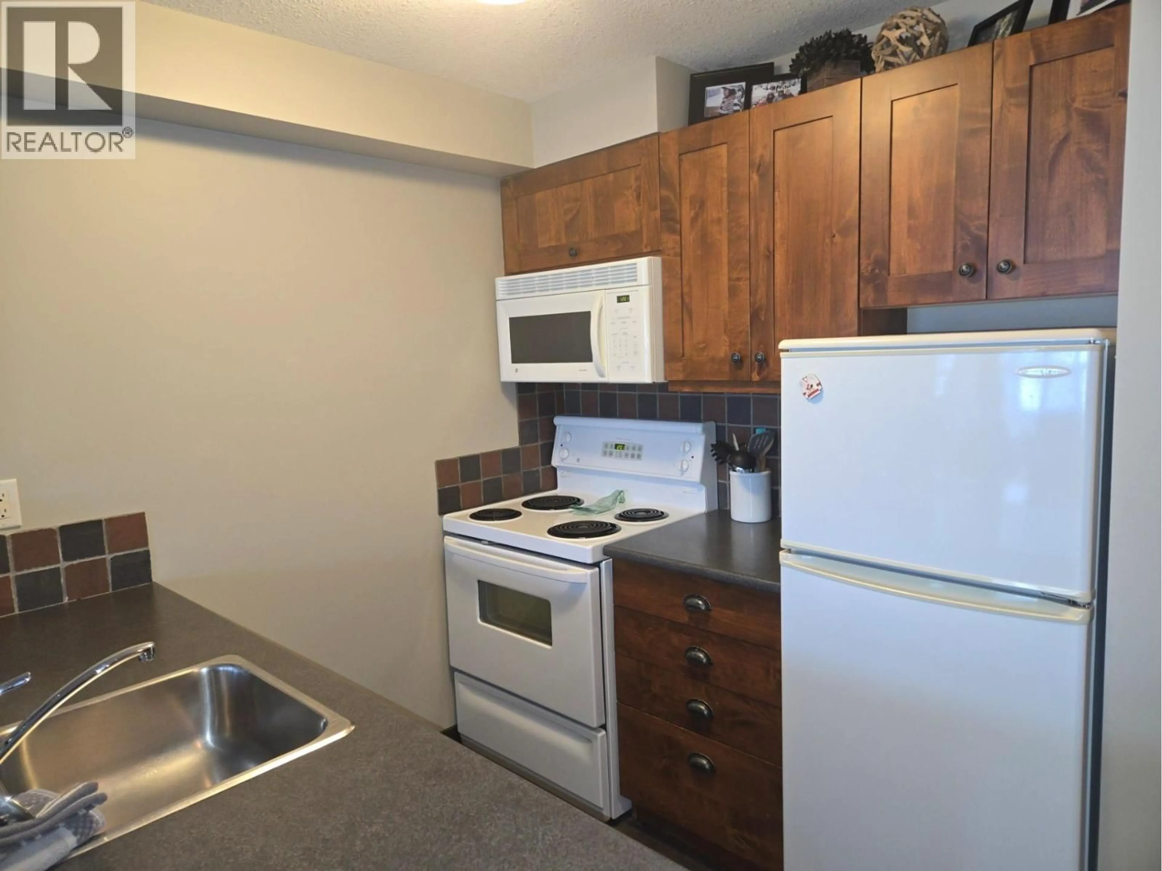 Standard kitchen, unknown for 303 - 2070 SUMMIT DRIVE, Panorama British Columbia V0A1T0