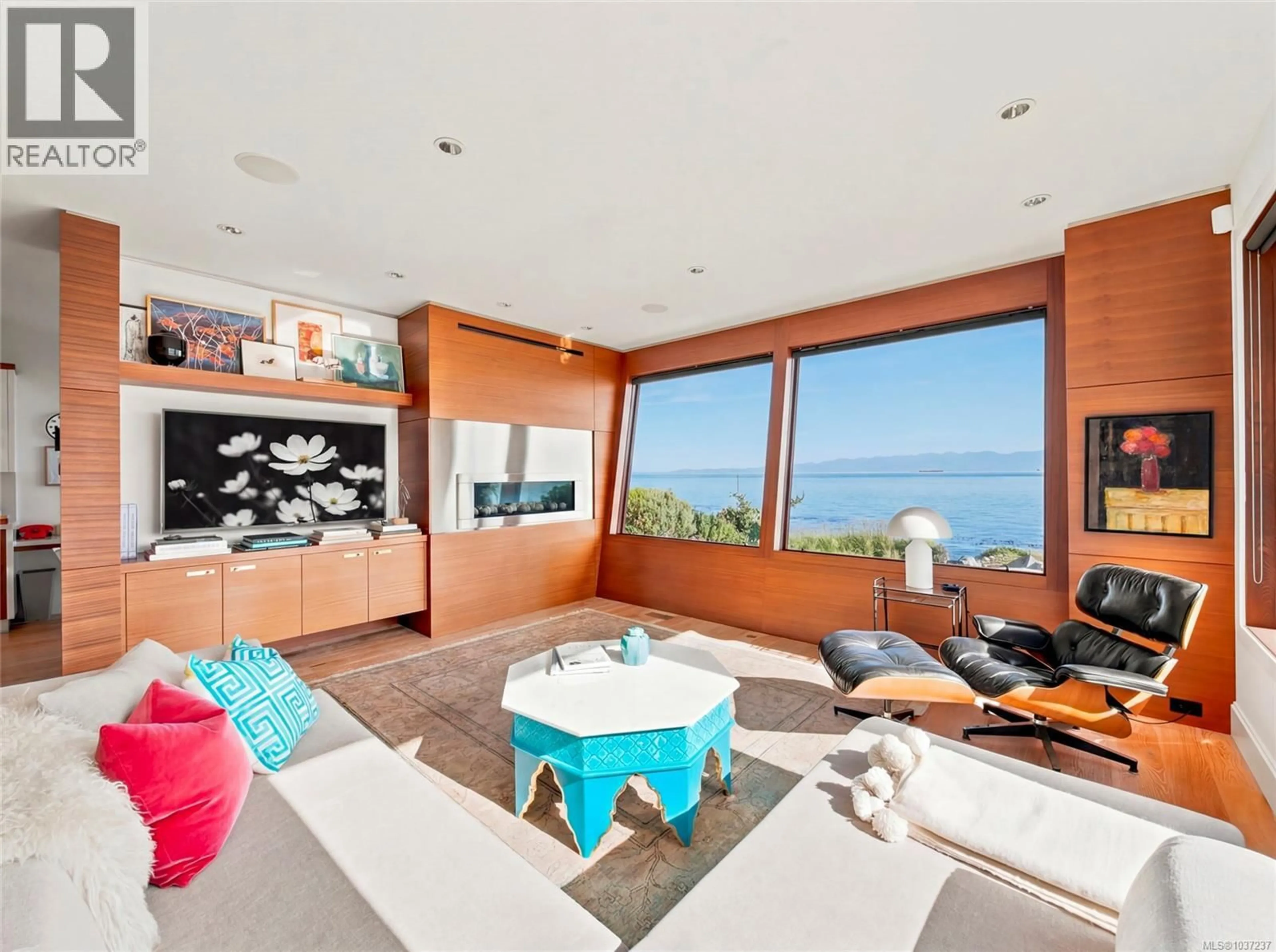 Living room with furniture, unknown for 1625 HOLLYWOOD CRESCENT, Victoria British Columbia V8S1J1