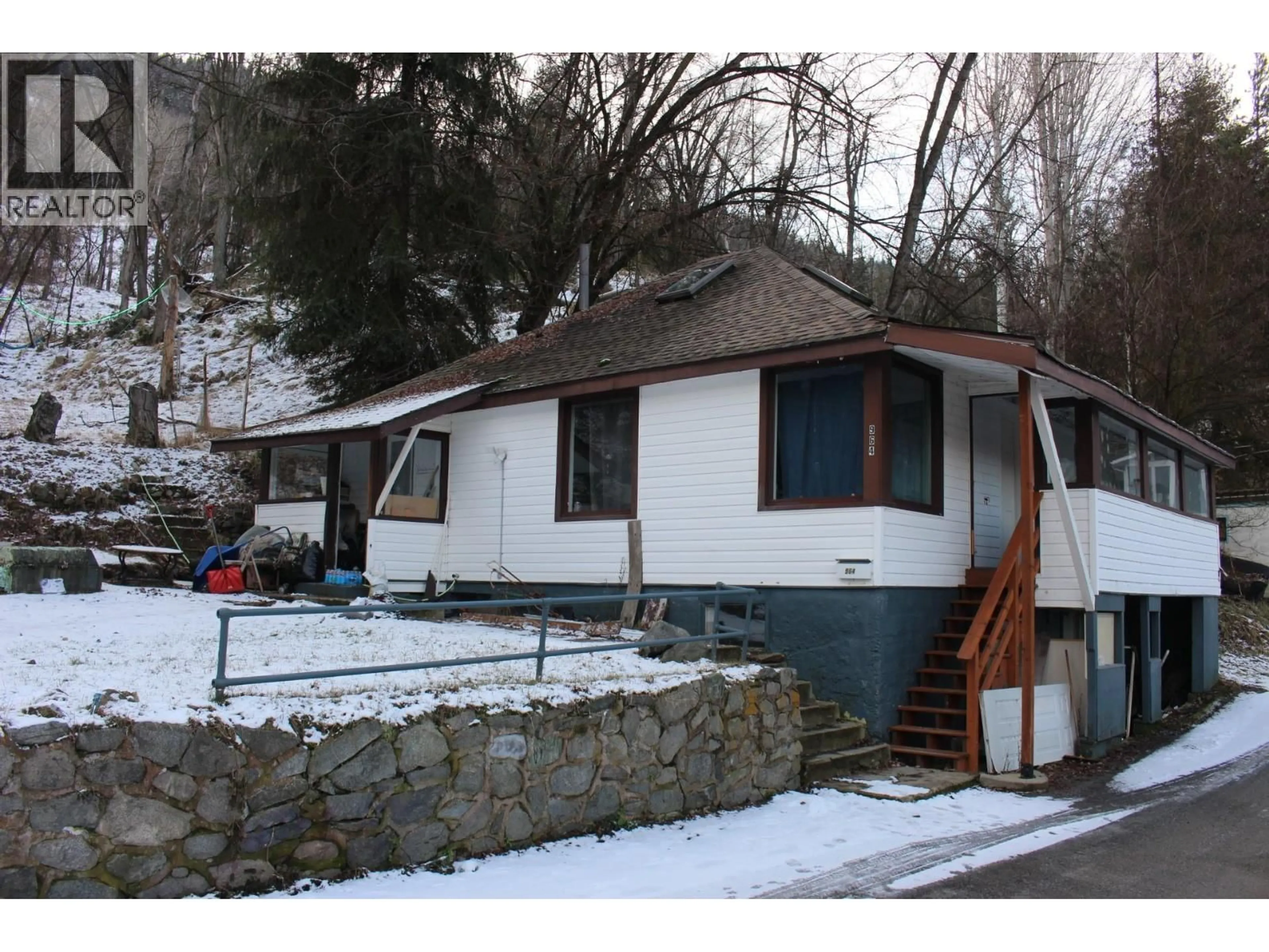 Home with vinyl exterior material, street for 964 MOUNTAIN STREET, Trail British Columbia V1R3G5