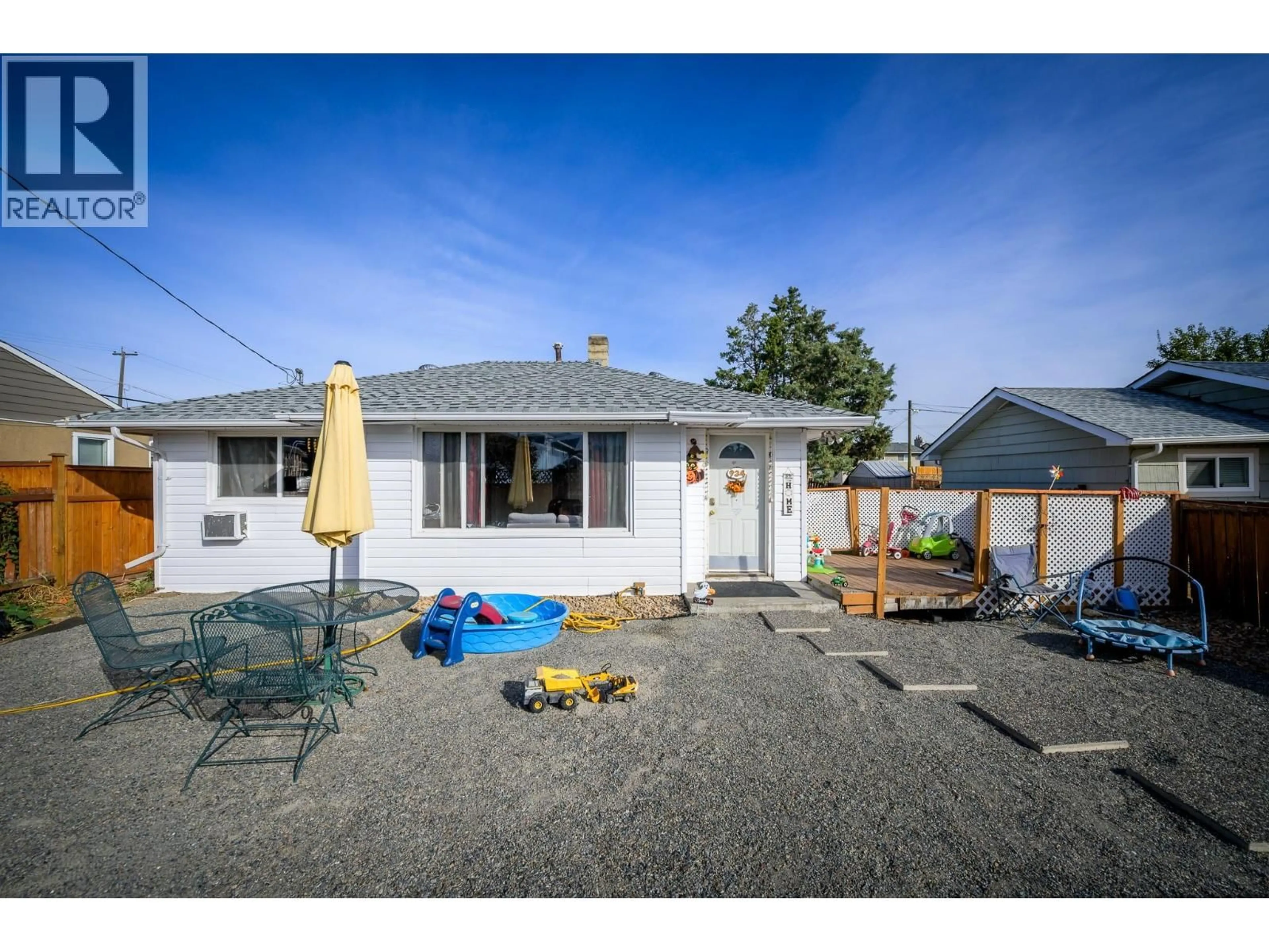 A pic from outside/outdoor area/front of a property/back of a property/a pic from drone, street for 934 WESTMINSTER AVENUE, Kamloops British Columbia V2B1P1