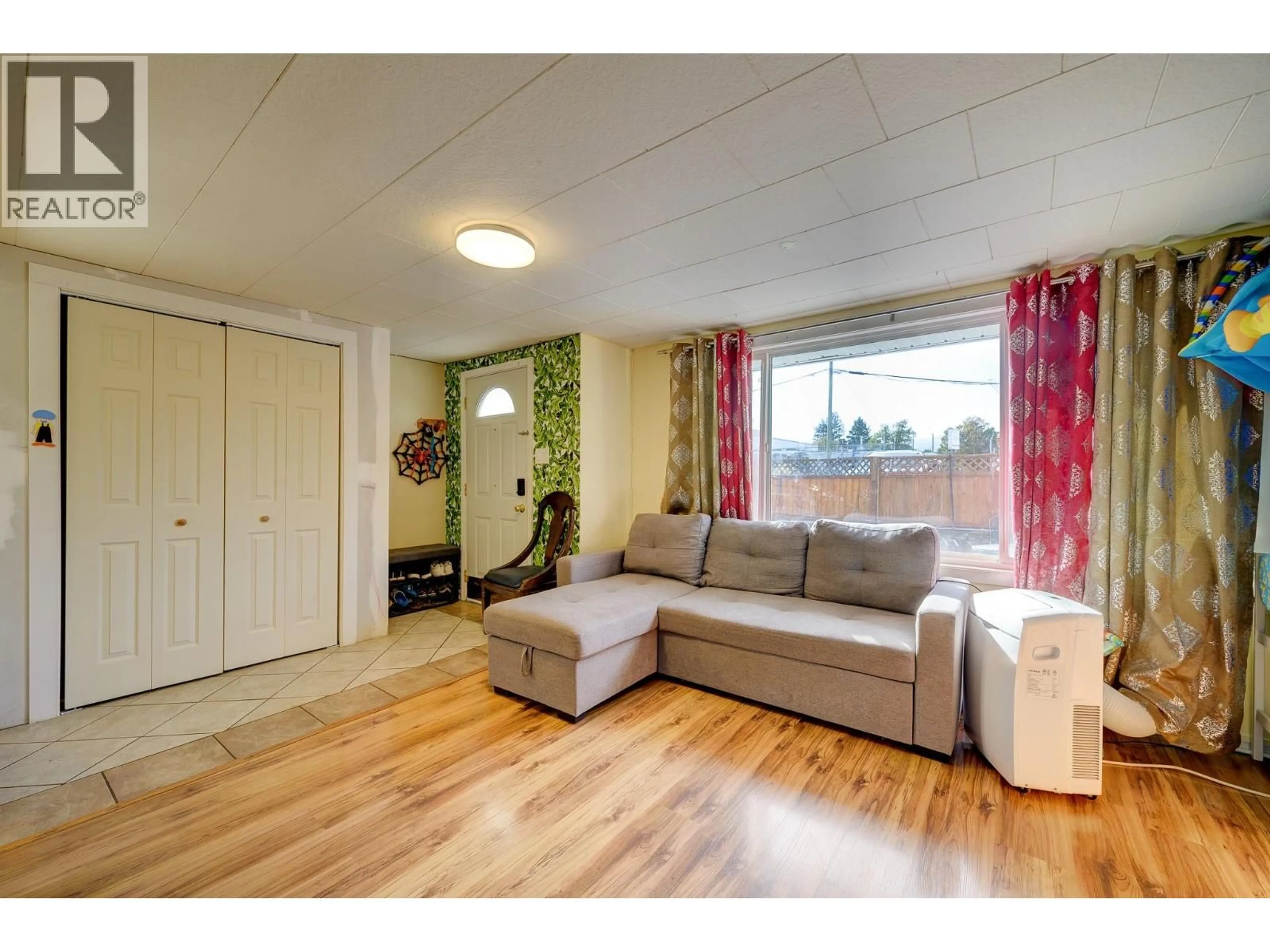 Living room with furniture, wood/laminate floor for 934 WESTMINSTER AVENUE, Kamloops British Columbia V2B1P1