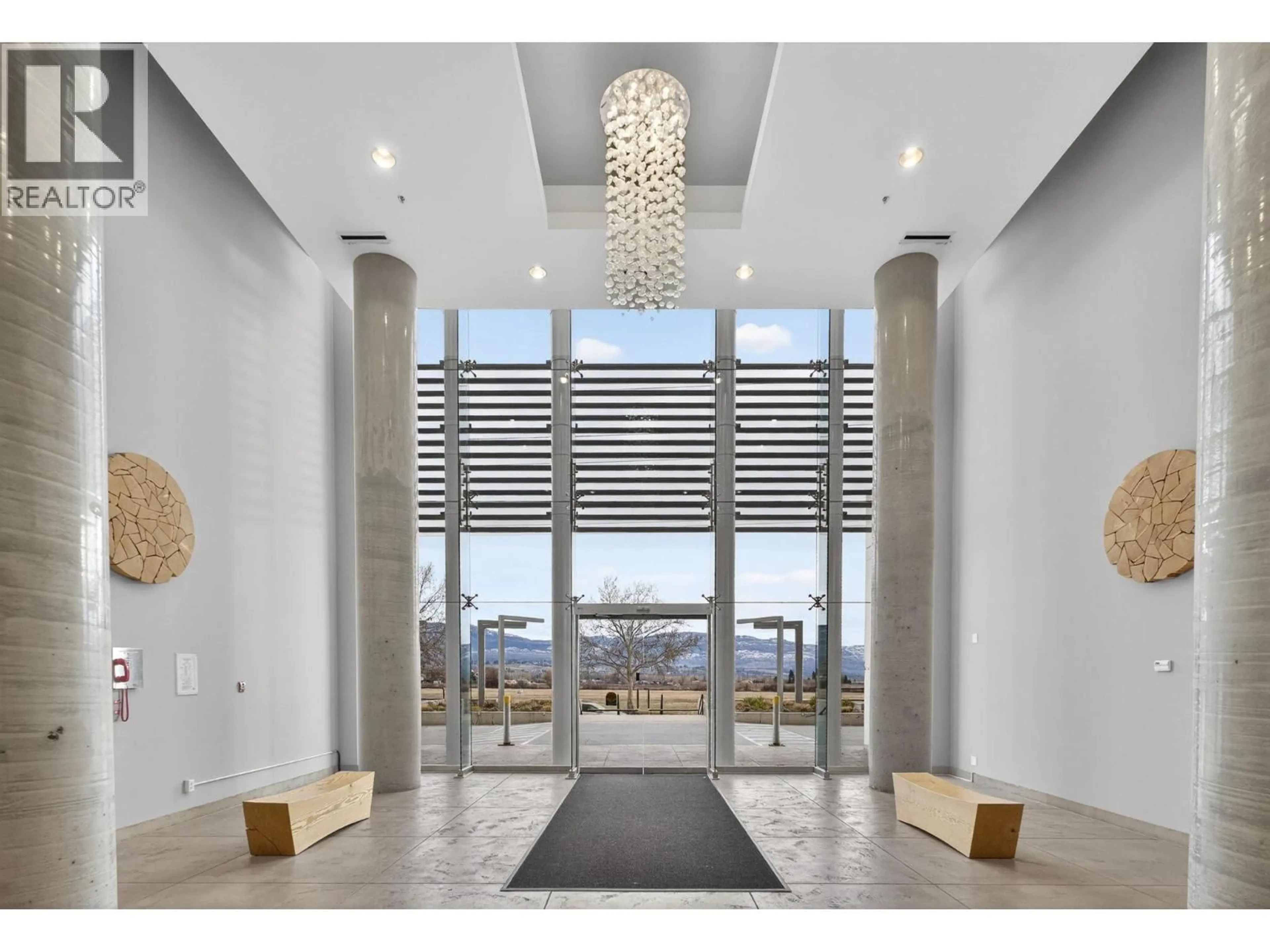 Indoor foyer for 403 - 2040 SPRINGFIELD ROAD, Kelowna British Columbia V1Y9N7