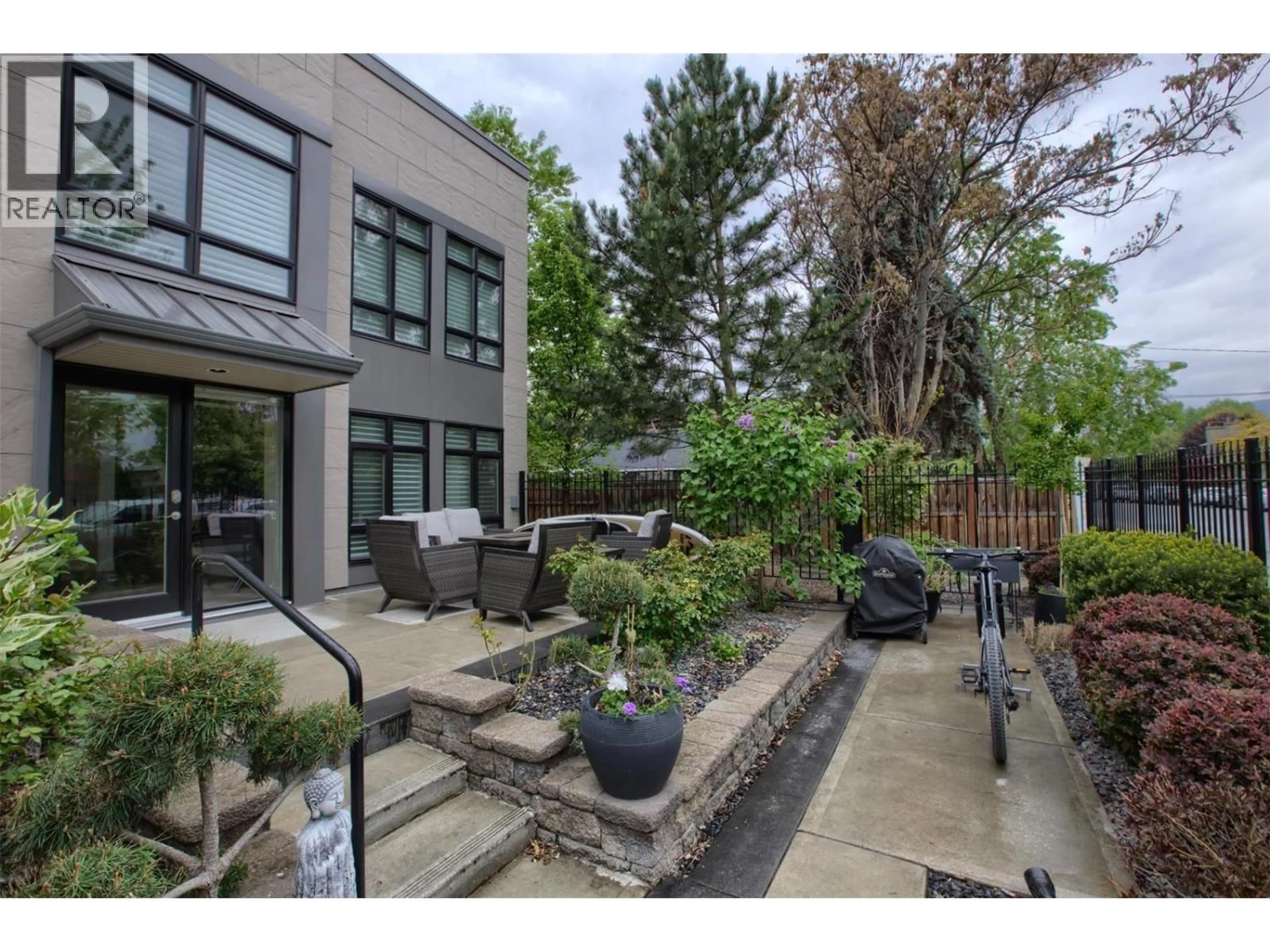 Patio, street for 108 - 457 WEST AVENUE, Kelowna British Columbia V1Y6J6