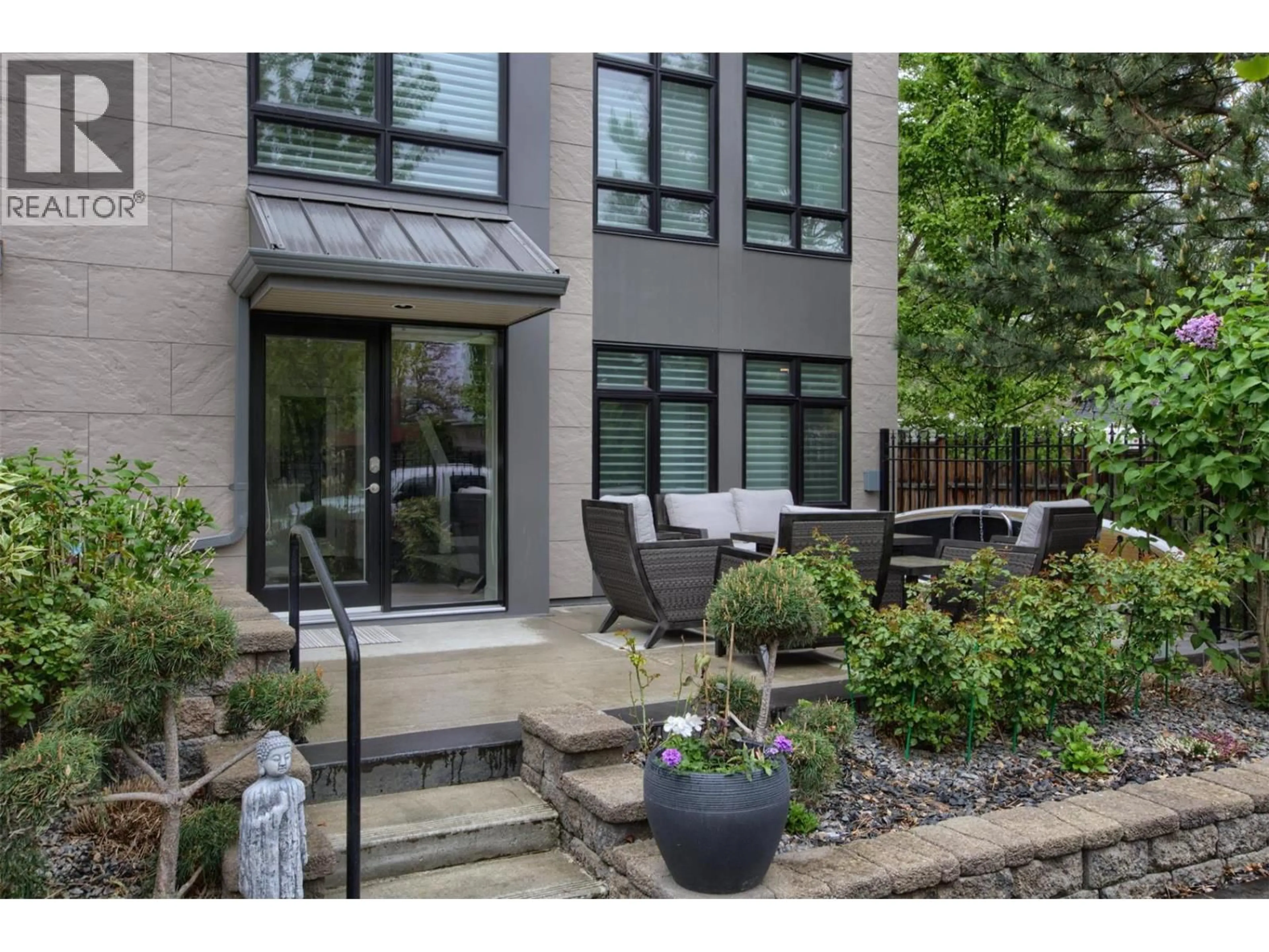 Patio, street for 108 - 457 WEST AVENUE, Kelowna British Columbia V1Y6J6