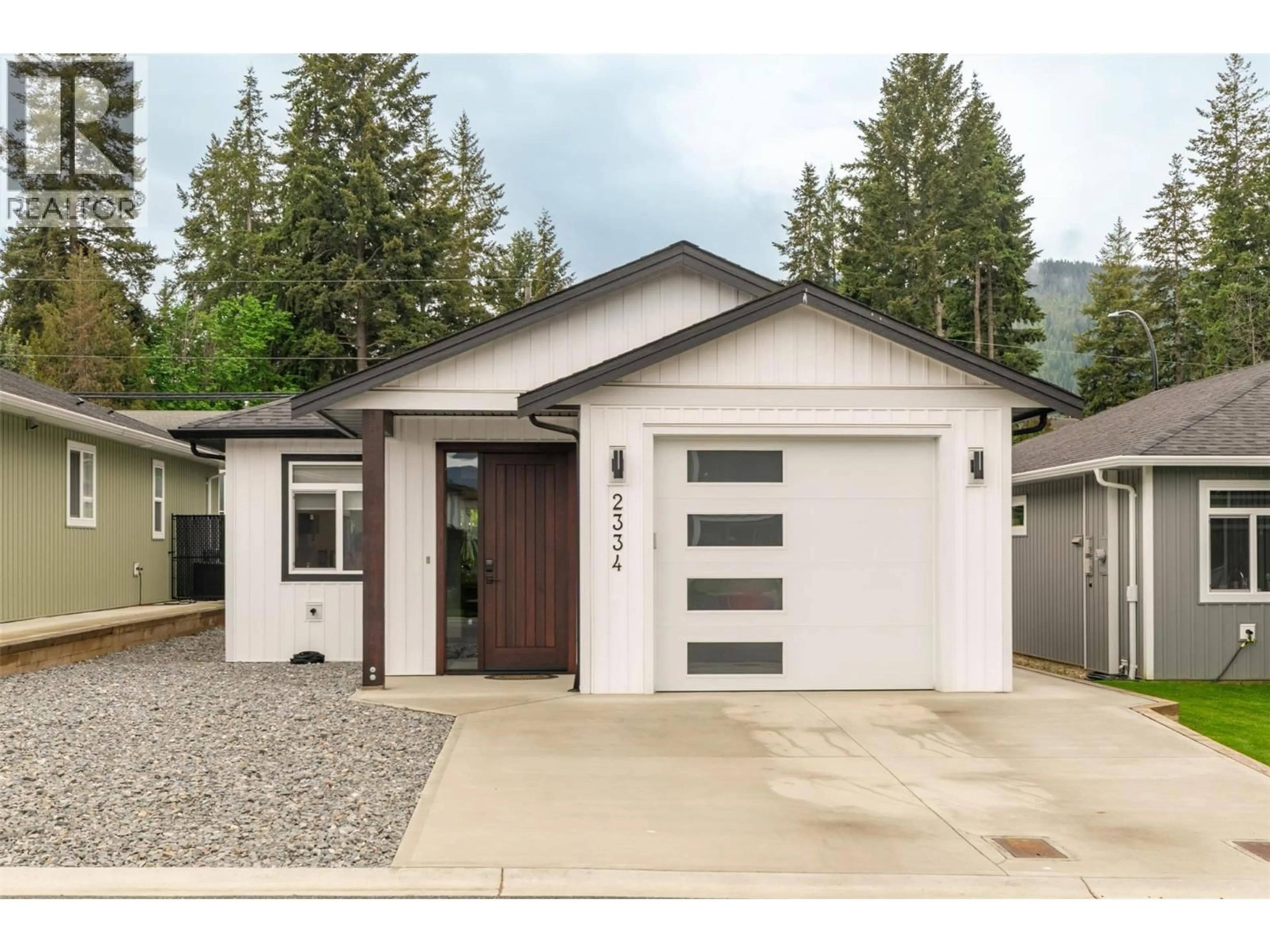 Home with vinyl exterior material, street for 2334 6 AVENUE SOUTHEAST, Salmon Arm British Columbia V1E0H1