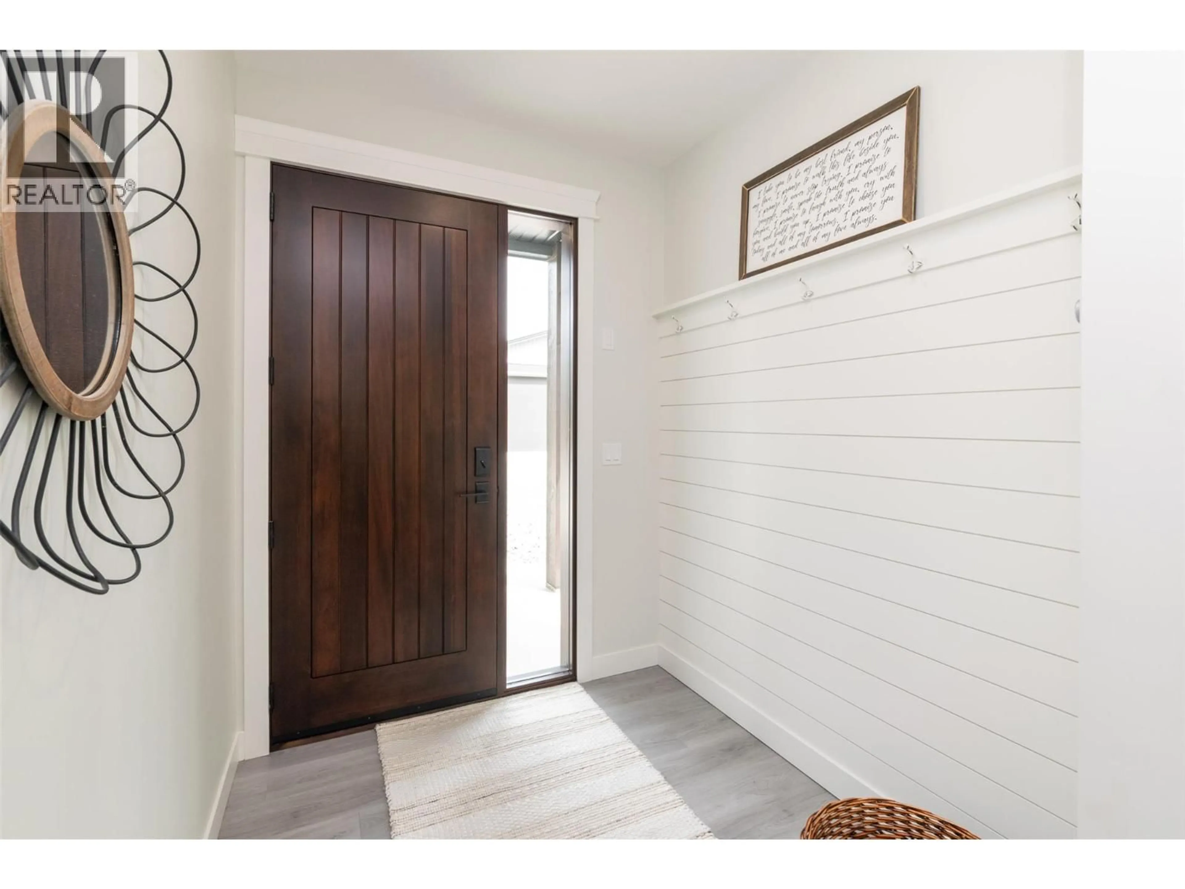 Indoor entryway for 2334 6 AVENUE SOUTHEAST, Salmon Arm British Columbia V1E0H1