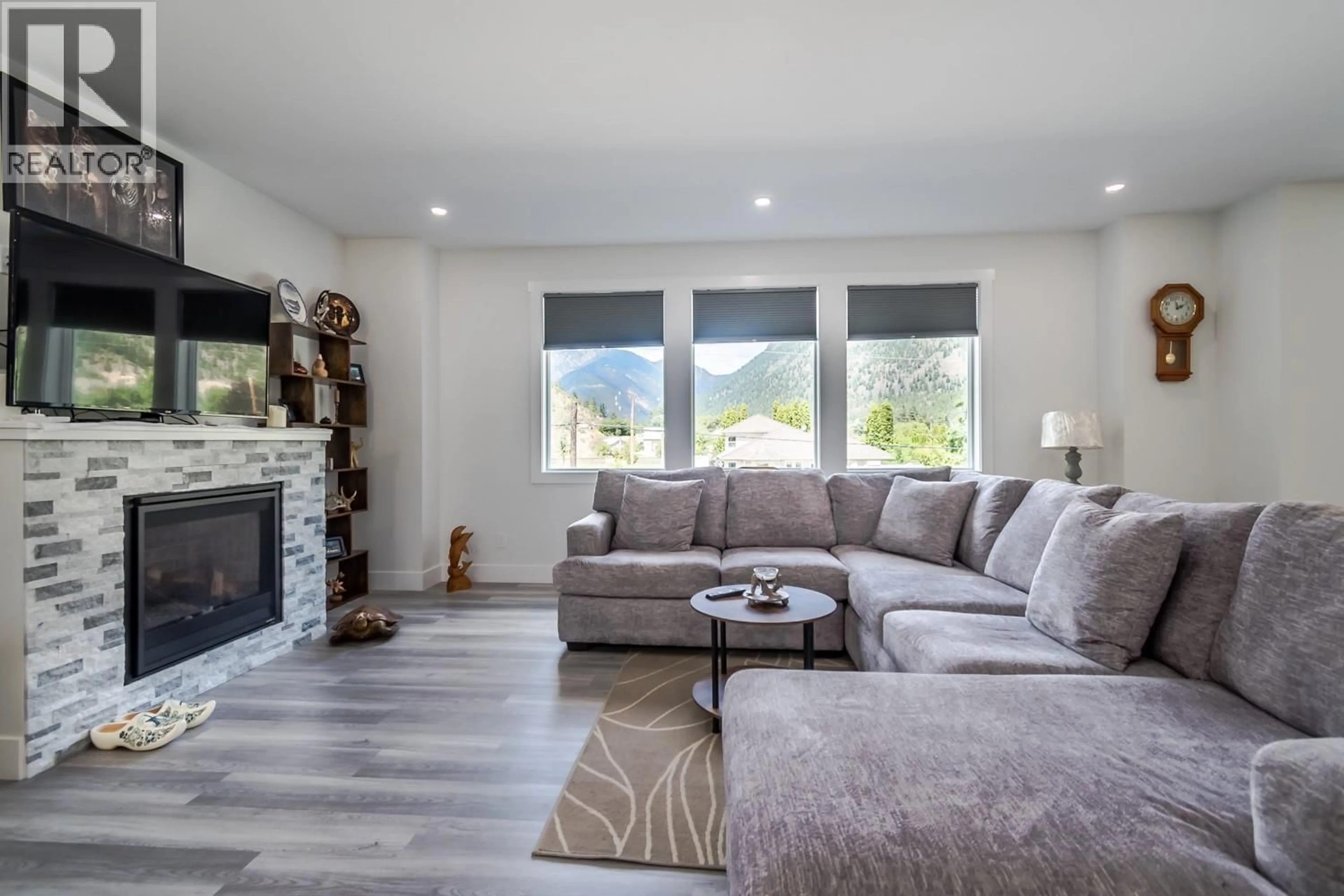 Living room with furniture, unknown for 180 HOLLYWOOD CRESCENT, Lillooet British Columbia V0K1V0