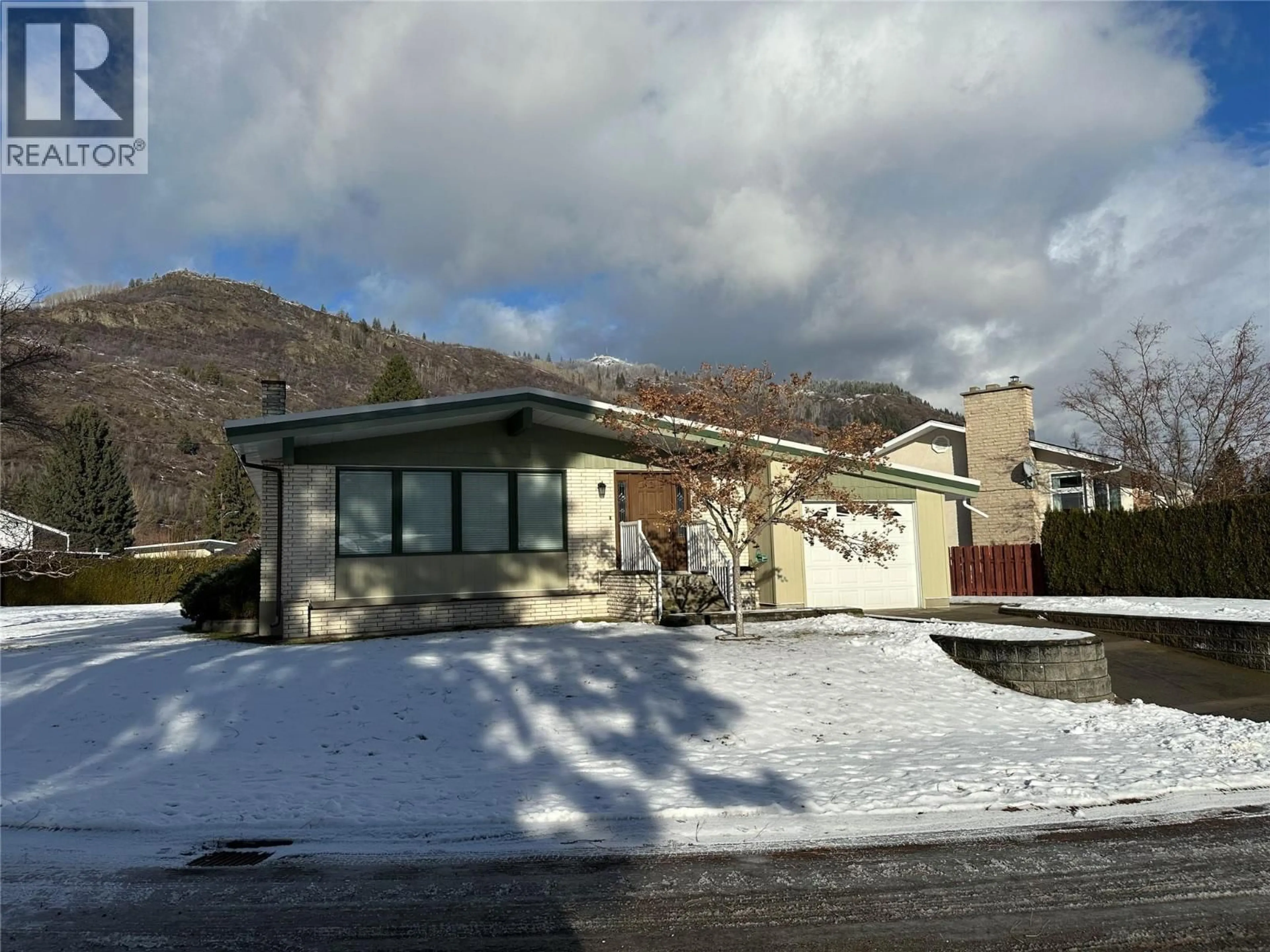 Home with vinyl exterior material, mountain view for 725 3RD STREET, Montrose British Columbia V0G1P0