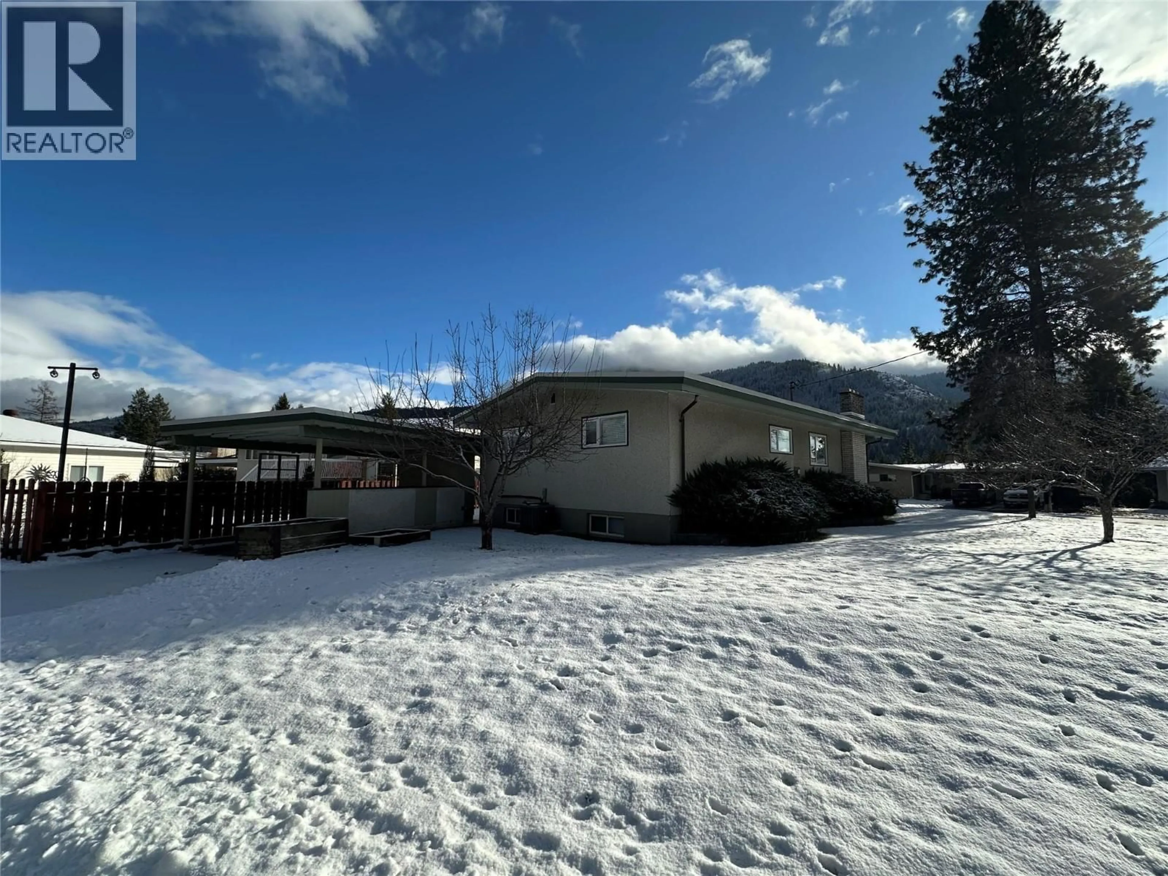 A pic from outside/outdoor area/front of a property/back of a property/a pic from drone, mountain view for 725 3RD STREET, Montrose British Columbia V0G1P0