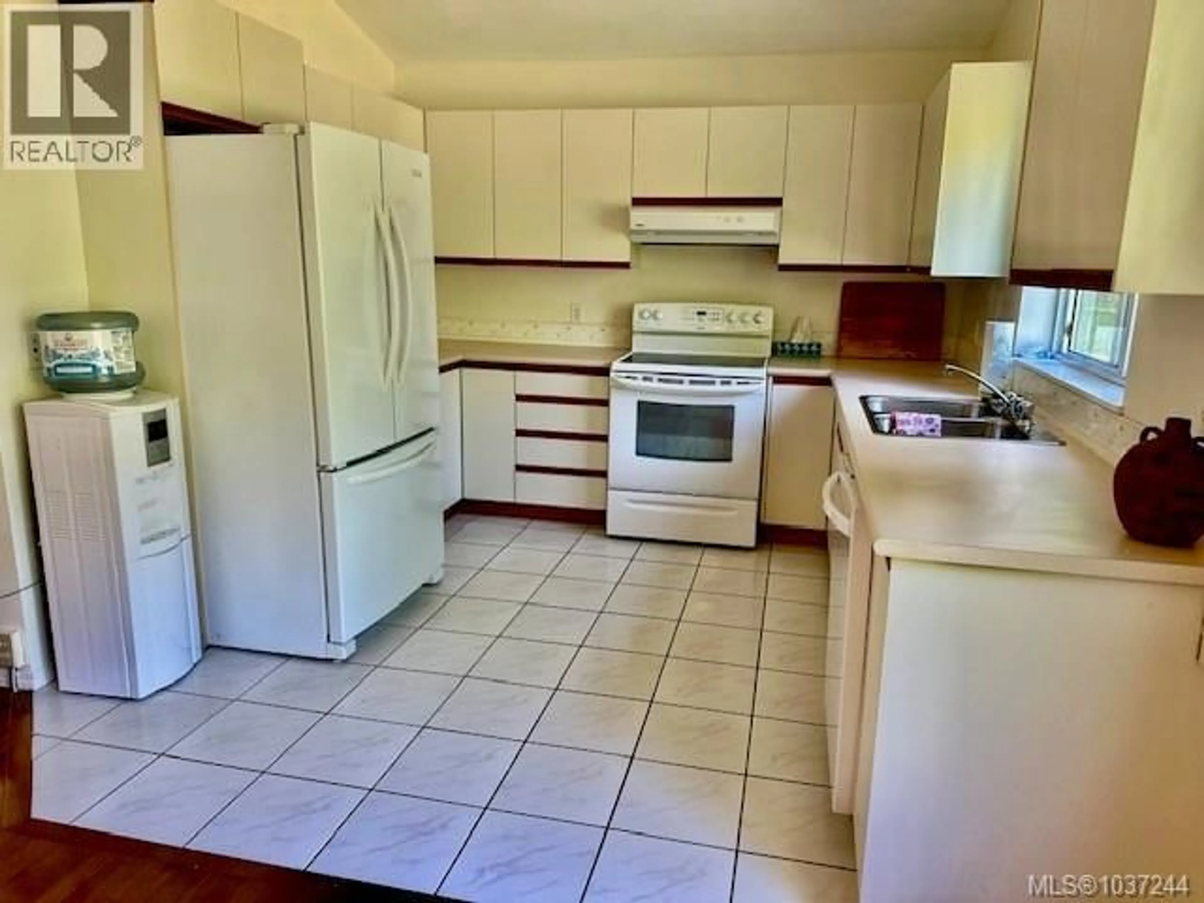 Standard kitchen, ceramic/tile floor for 1825 LACKEHAVEN DRIVE, Gabriola Island British Columbia V0R1X6