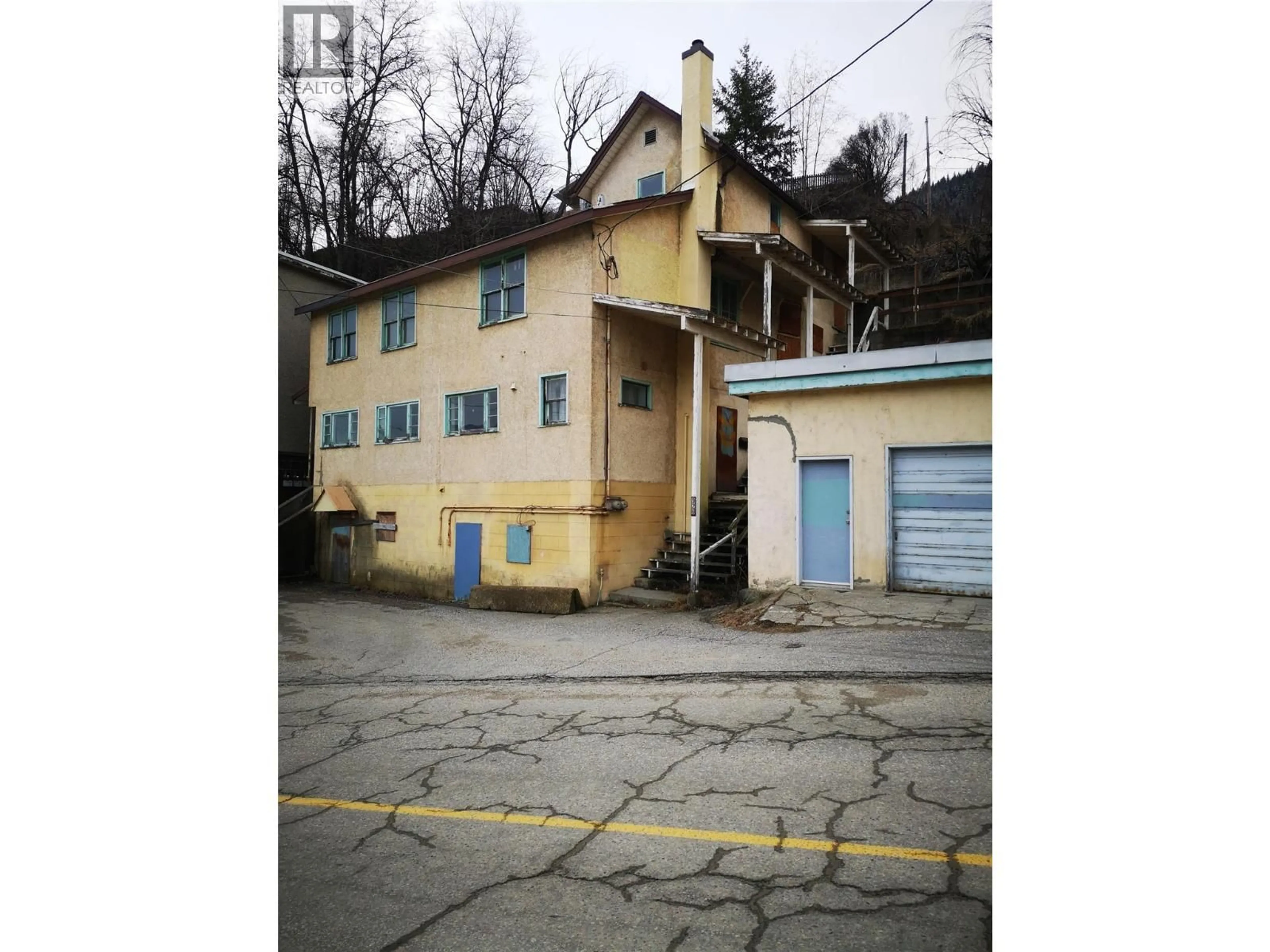 Parking for 920 GLOVER ROAD, Trail British Columbia V1R3J9