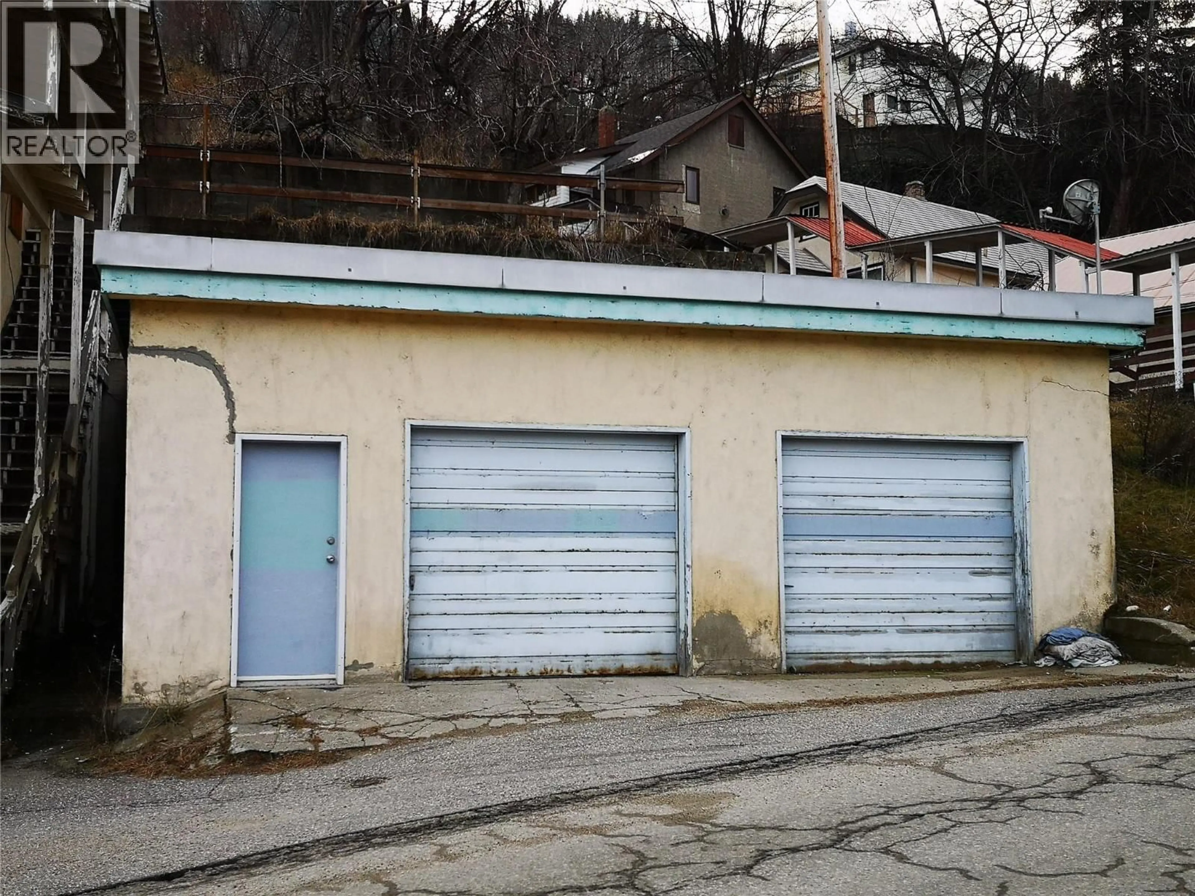 Parking for 920 GLOVER ROAD, Trail British Columbia V1R3J9