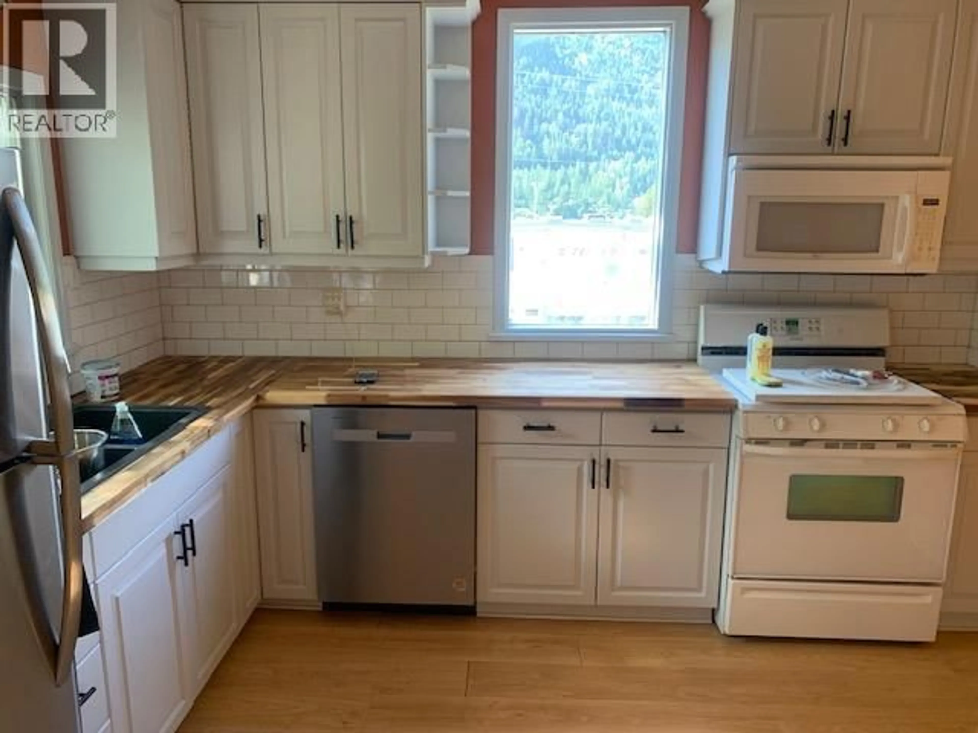 Standard kitchen, unknown for 915 FRONT STREET, Nelson British Columbia V1L4C1