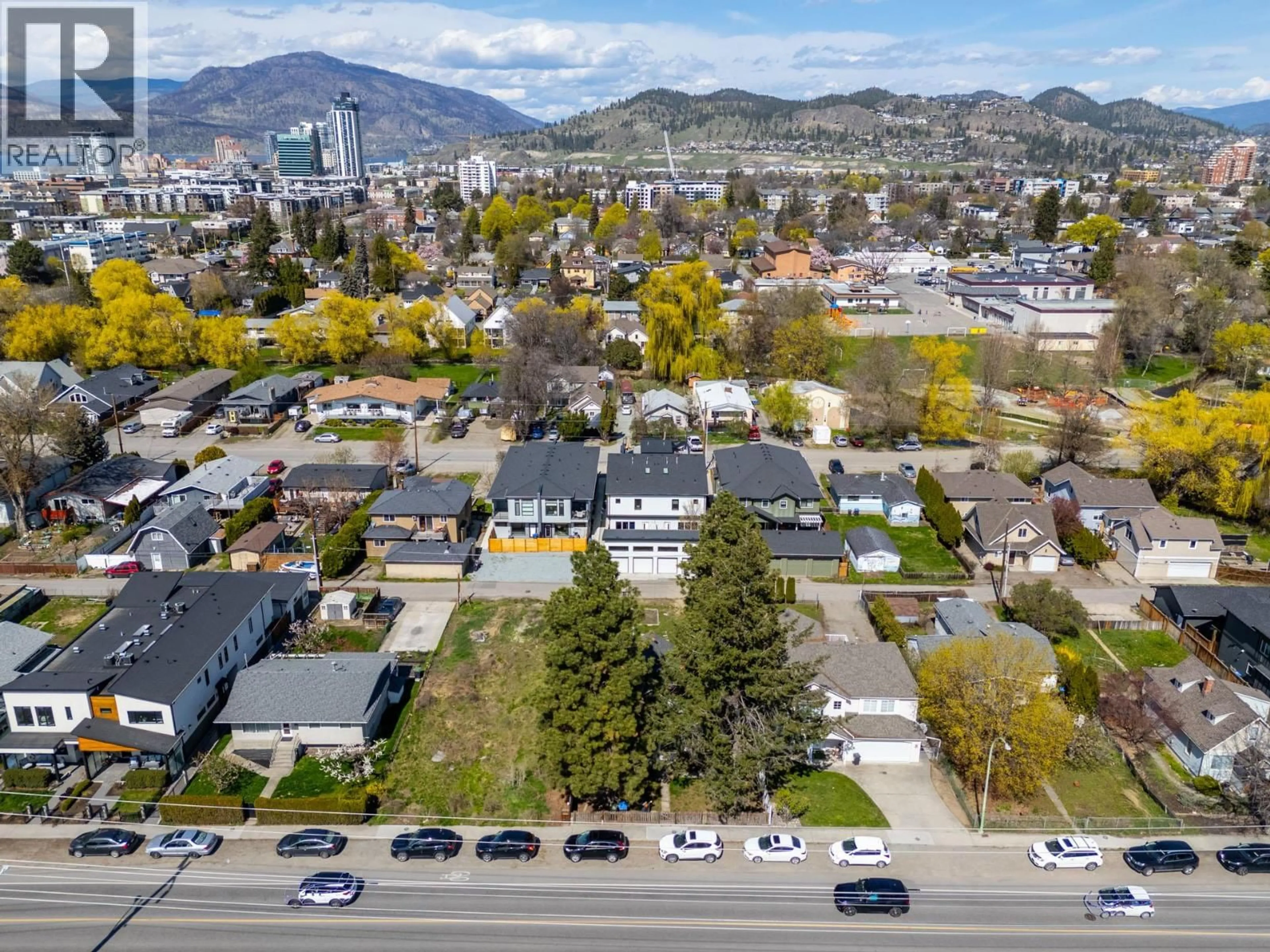 A pic from outside/outdoor area/front of a property/back of a property/a pic from drone, mountain view for 790 CADDER AVENUE, Kelowna British Columbia V1Y5N6