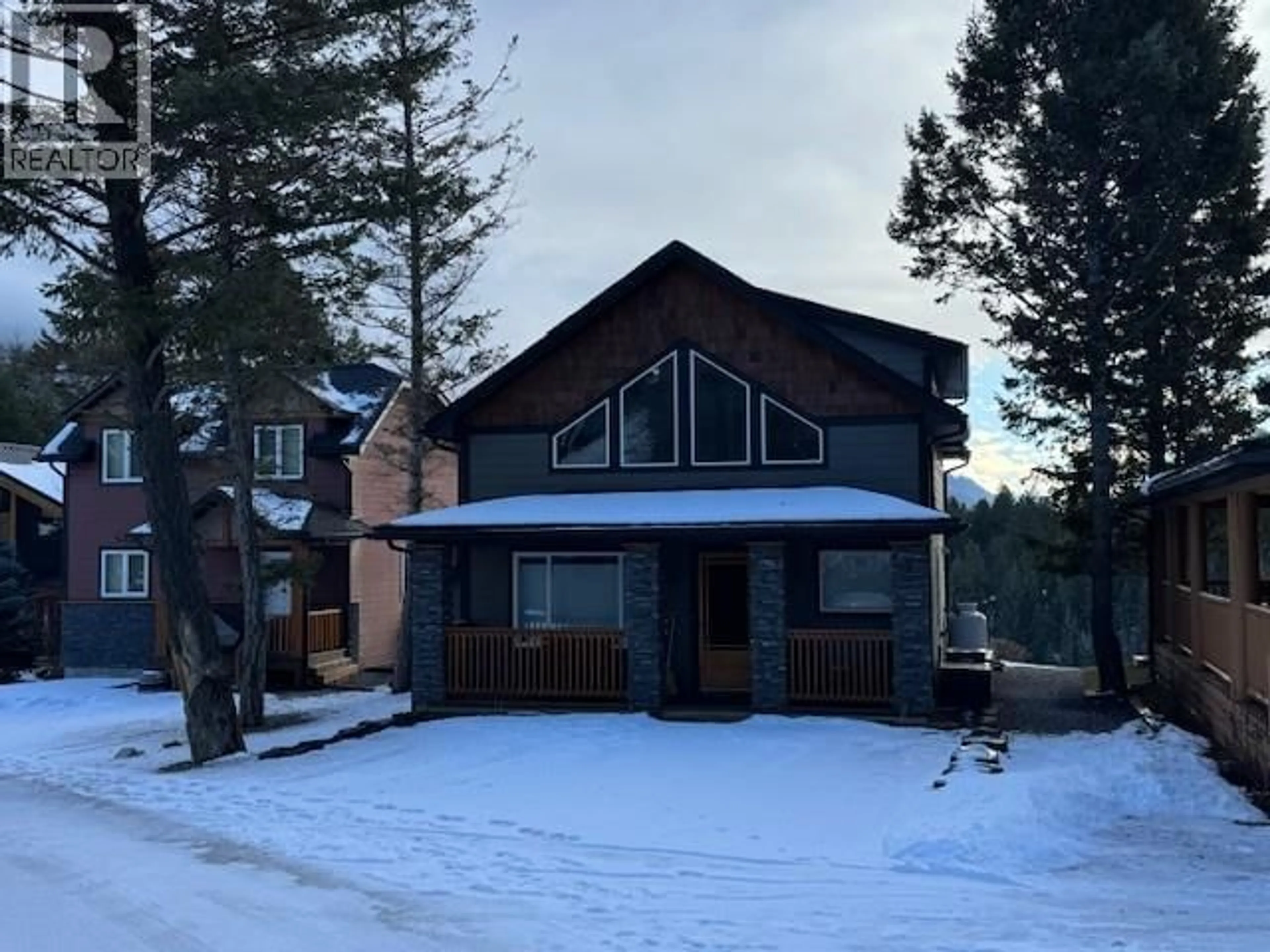 A pic from outside/outdoor area/front of a property/back of a property/a pic from drone, mountain view for 40 - 4868 RIVERVIEW DRIVE, Edgewater British Columbia V0A1E0