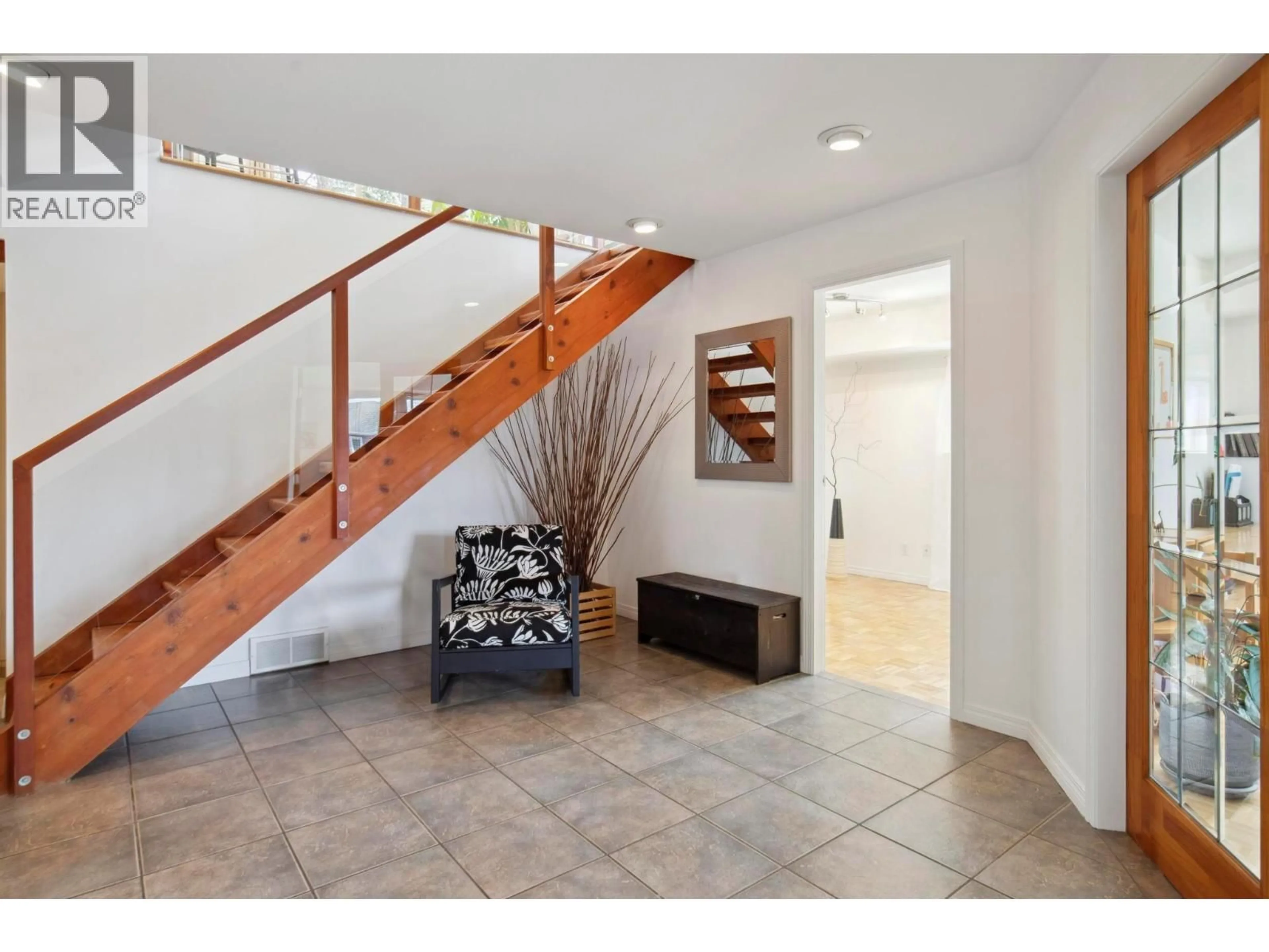 Indoor entryway for 183 MAGIC DRIVE, Kelowna British Columbia V1V1N2