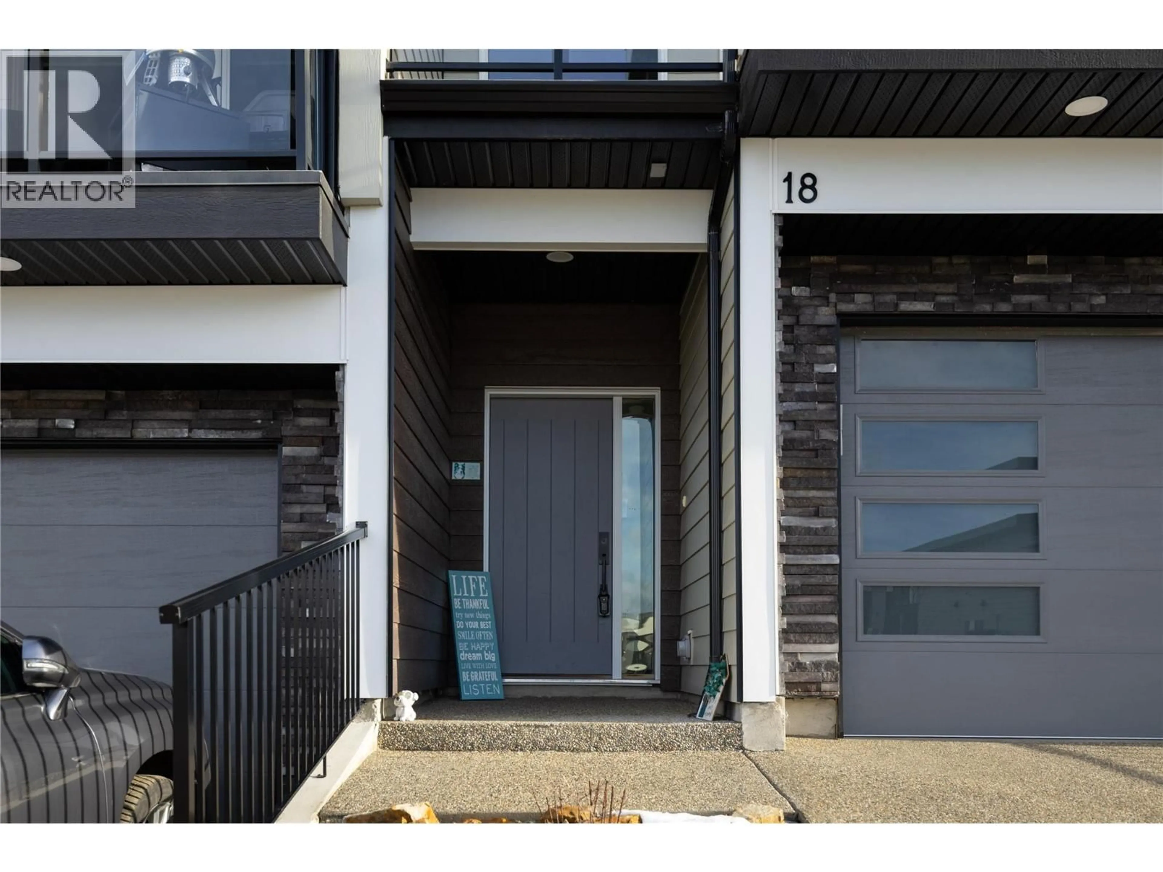 Indoor entryway for 18 - 1000 MT. ROBSON PLACE, Vernon British Columbia V1B4G2