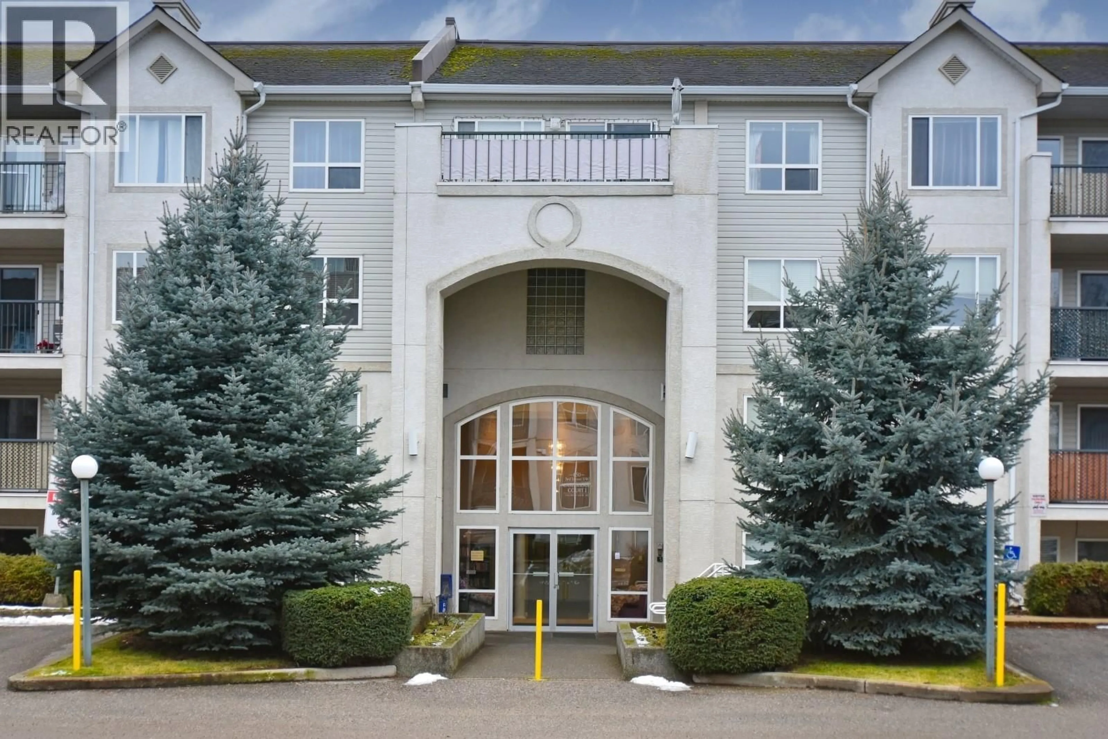 Indoor foyer for 305 - 650 3 STREET SOUTHWEST, Salmon Arm British Columbia V1E1P6