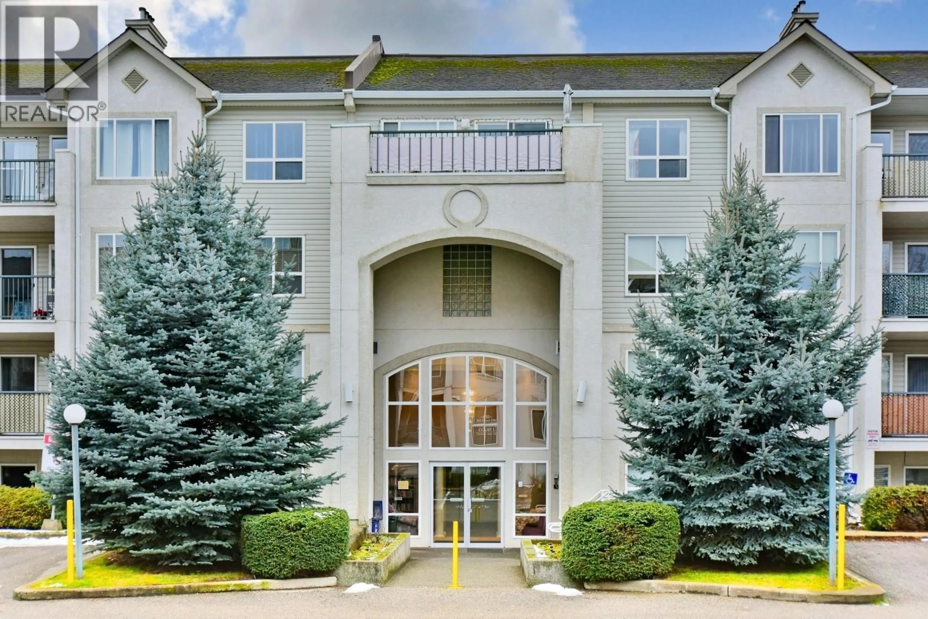 Indoor foyer for 305 - 650 3 STREET SOUTHWEST, Salmon Arm British Columbia V1E1P6