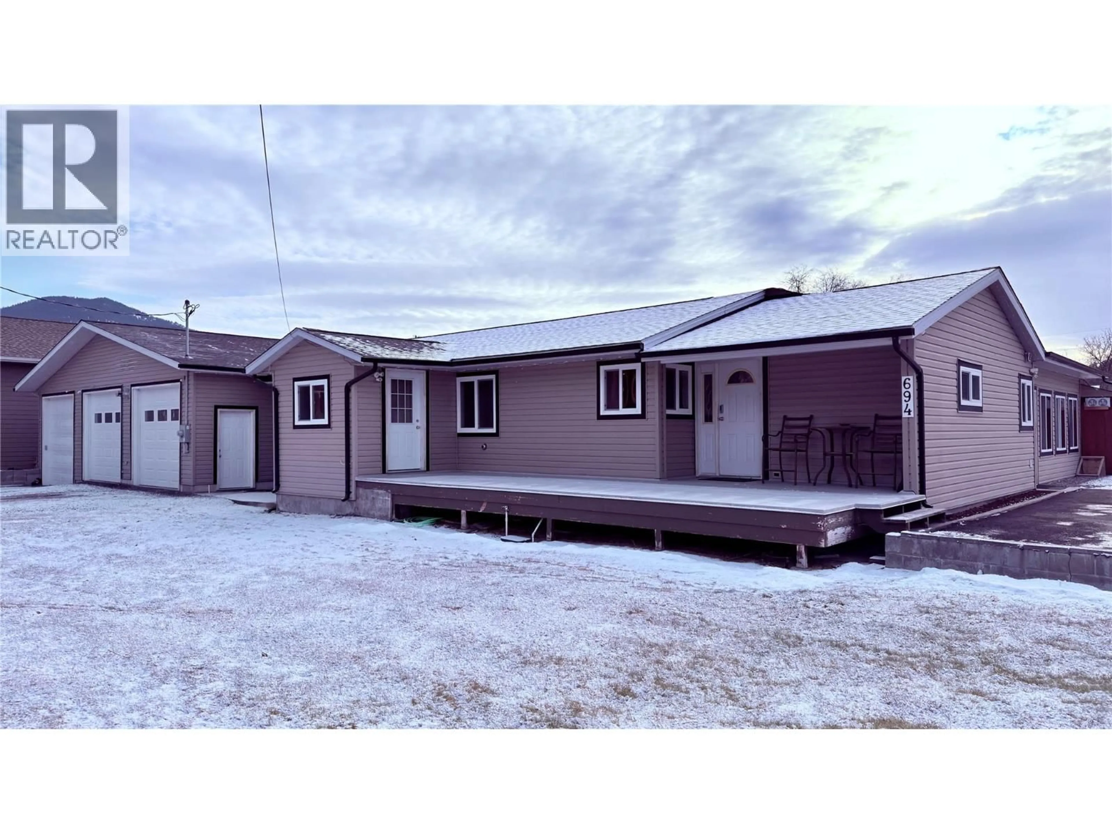 Home with vinyl exterior material, building for 694 PALMERSTON AVENUE, Midway British Columbia V0H1M0