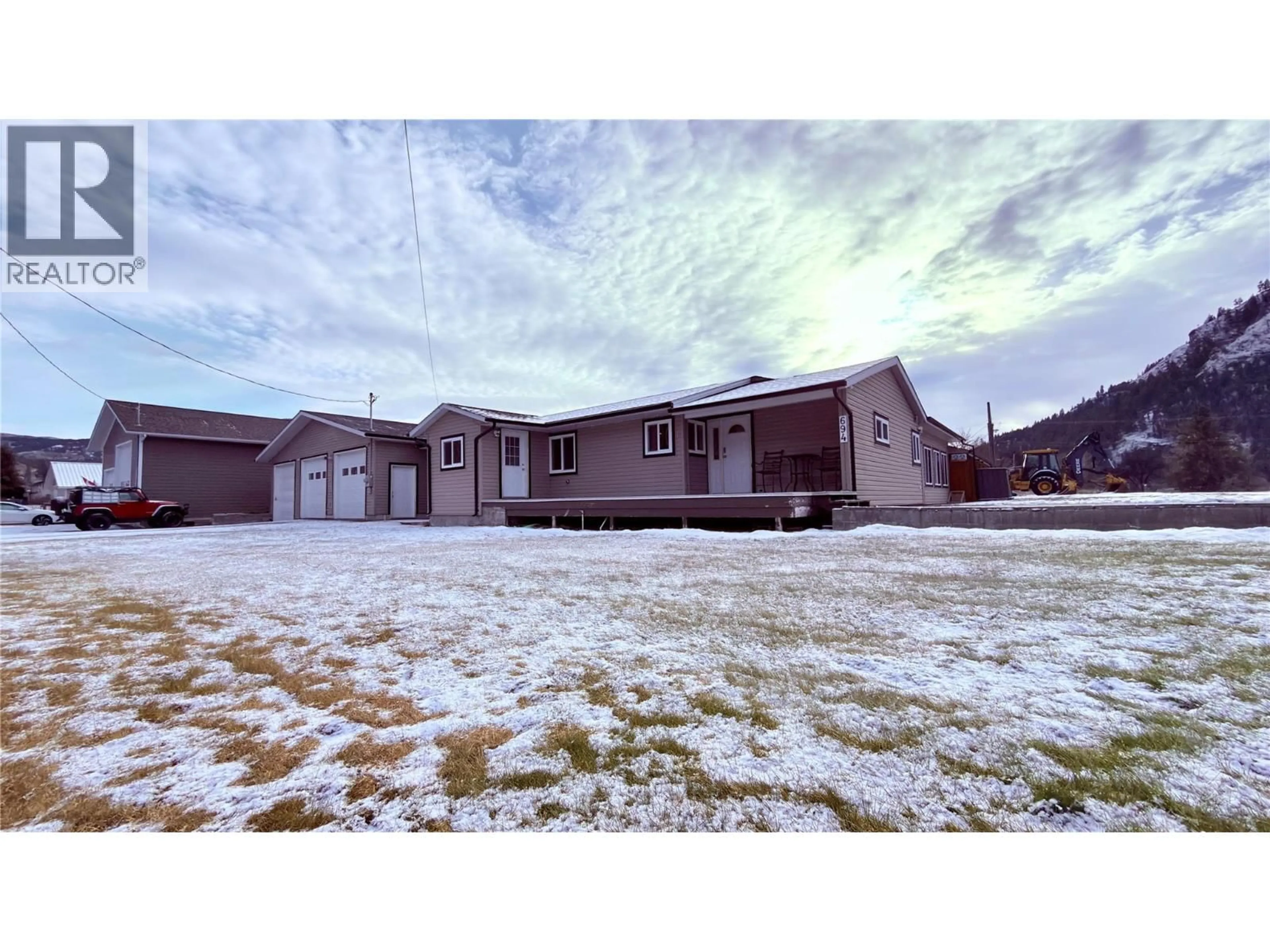 A pic from outside/outdoor area/front of a property/back of a property/a pic from drone, building for 694 PALMERSTON AVENUE, Midway British Columbia V0H1M0