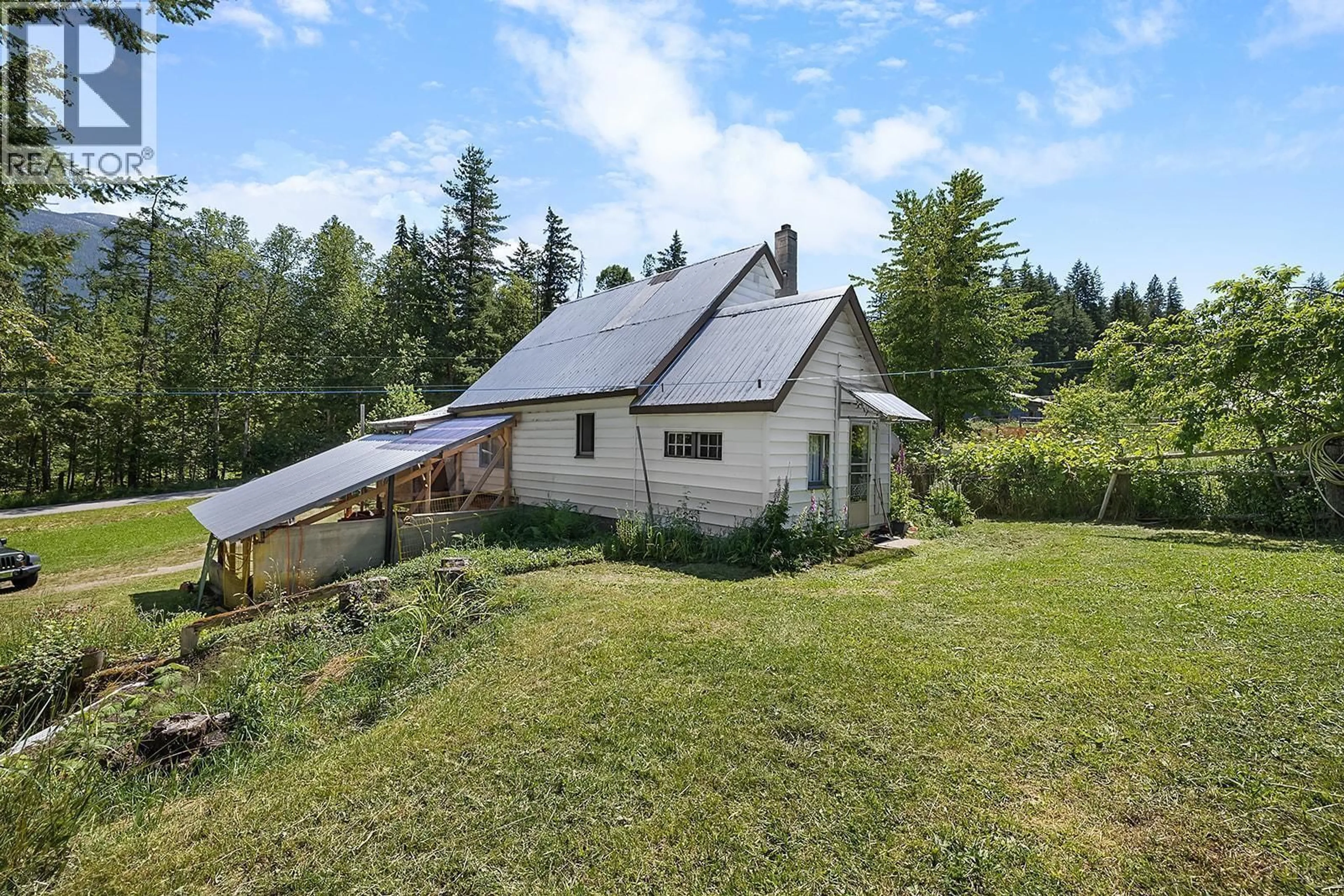 A pic from outside/outdoor area/front of a property/back of a property/a pic from drone, mountain view for 15781 PETERS ROAD, Crawford Bay British Columbia V0B1E0